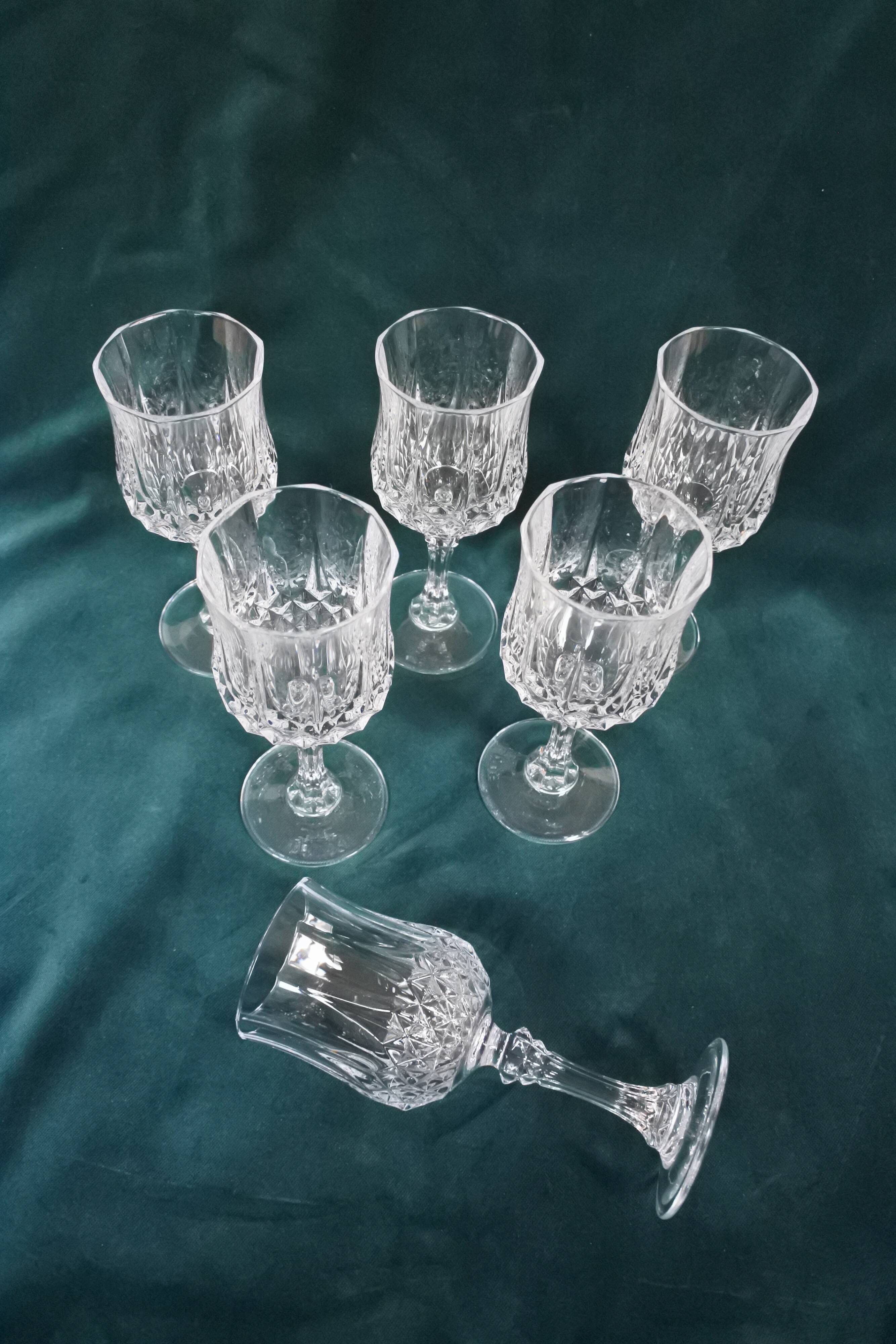 Crystal wine glasses of Arques