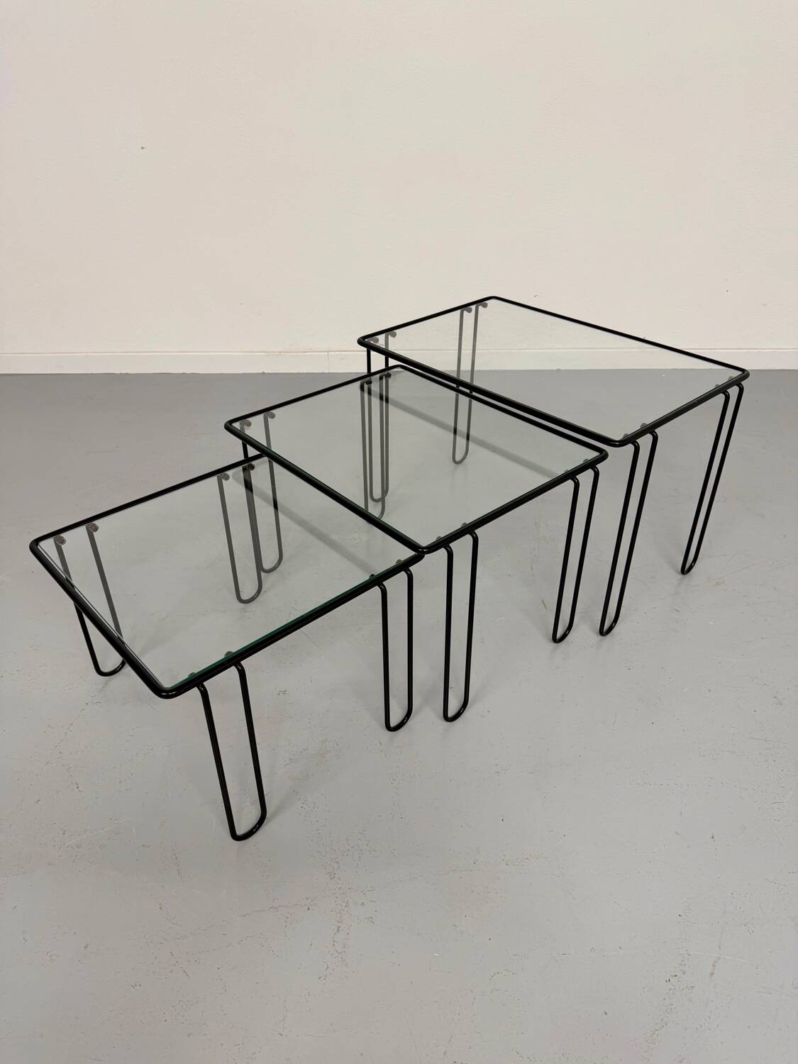 Vintage Italian design nesting coffee table in metal and glass from the 1980s