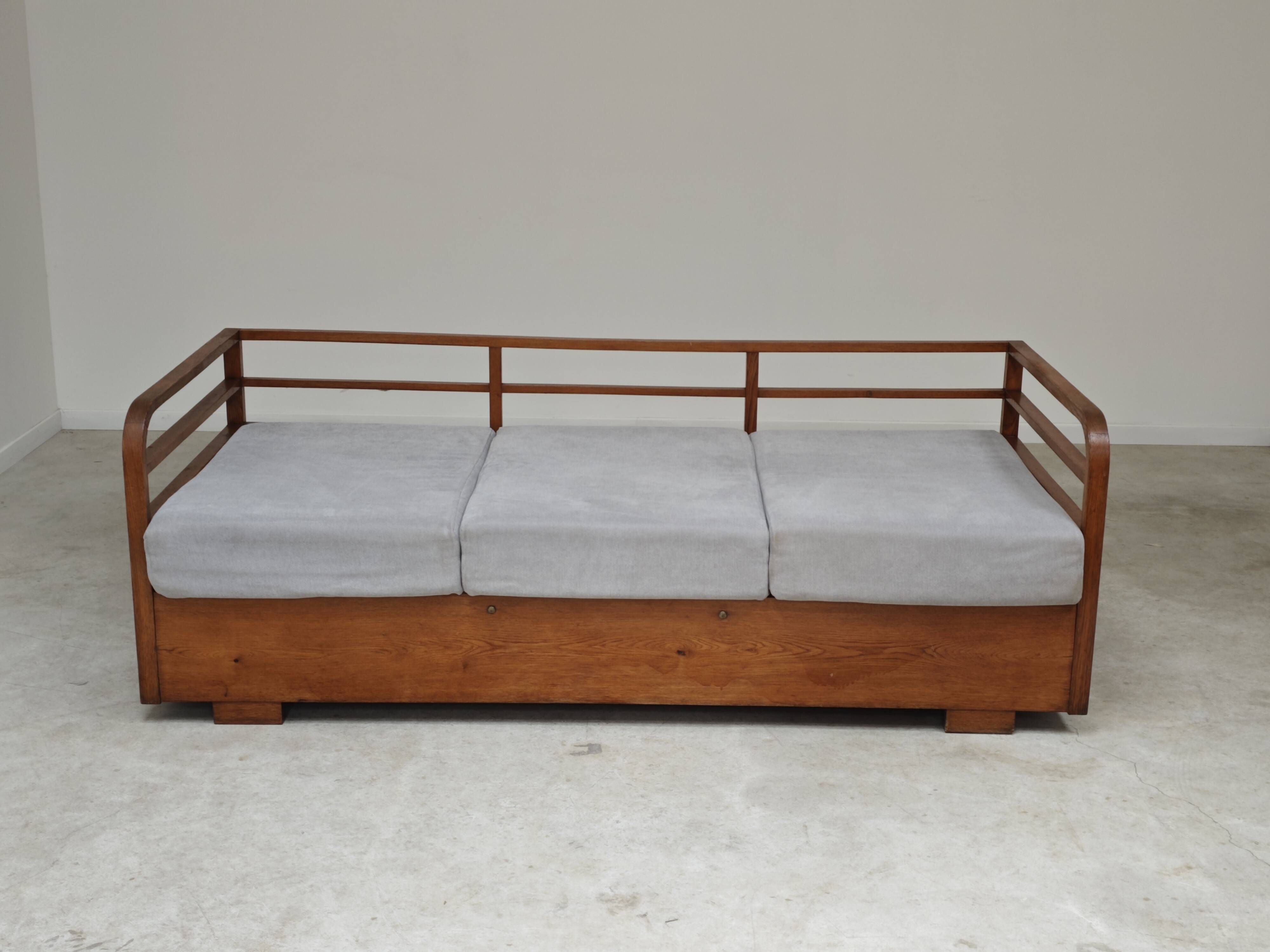 Art Deco sofa gray fabric Jindrich Halabala 1930