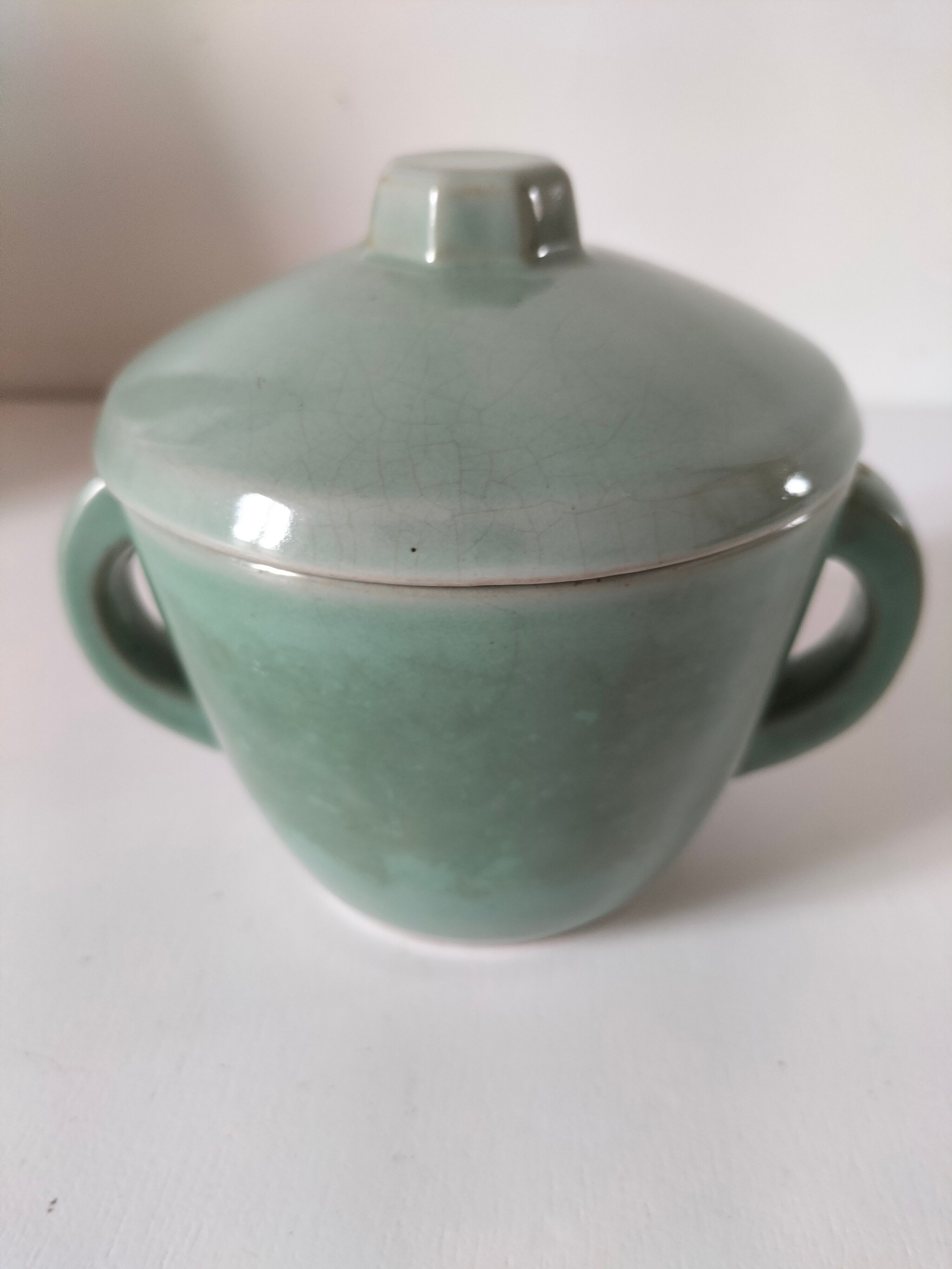 Covered sugar bowl in celadon ceramic – modernist lines