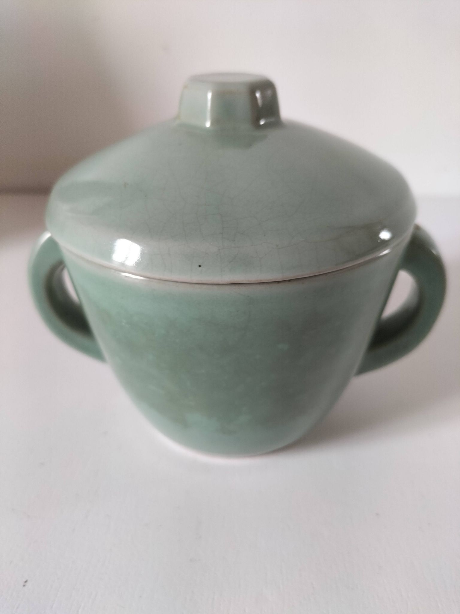 Covered sugar bowl in celadon ceramic – modernist lines