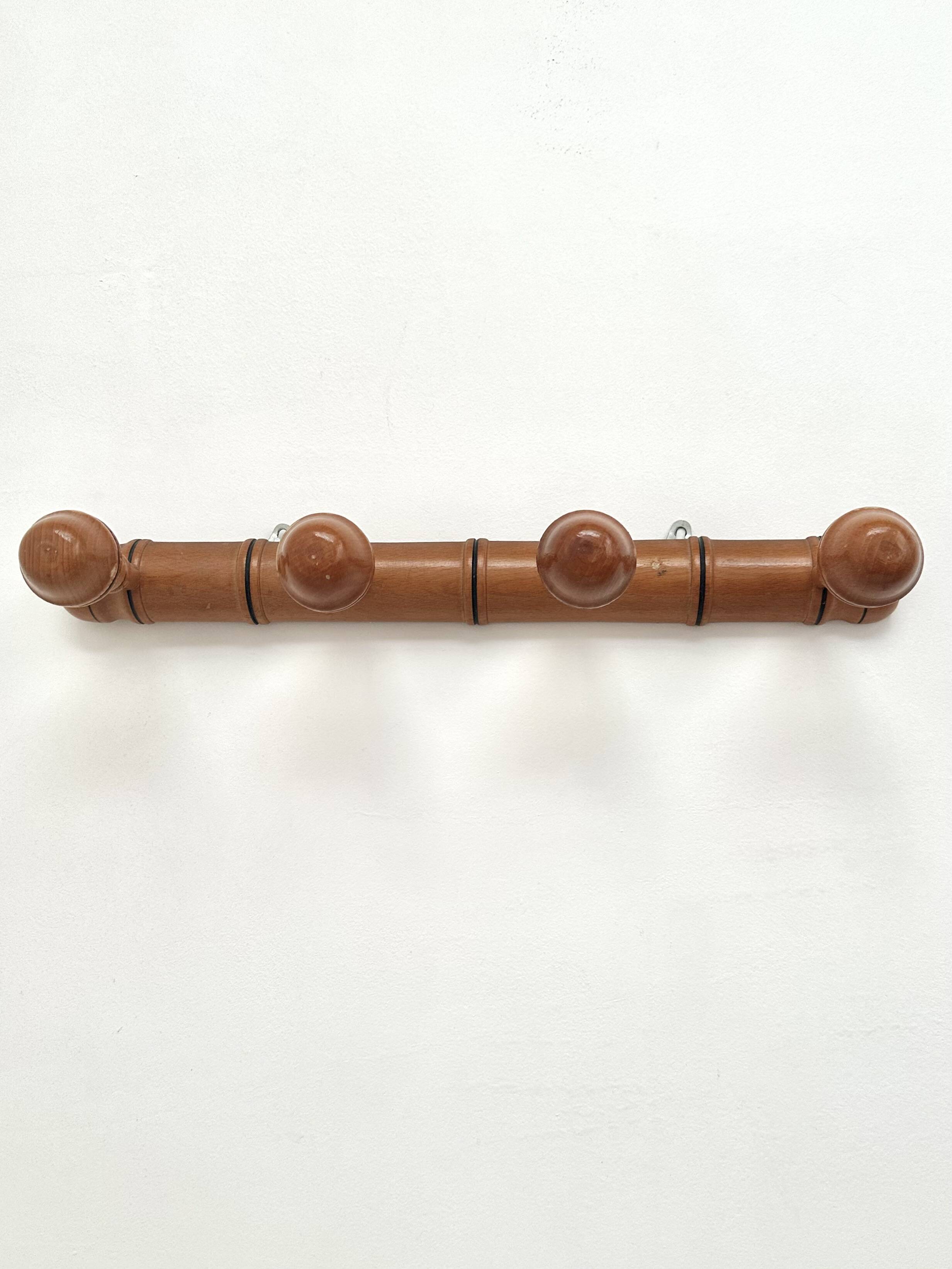 Wall-mounted coat rack in bamboo effect wood