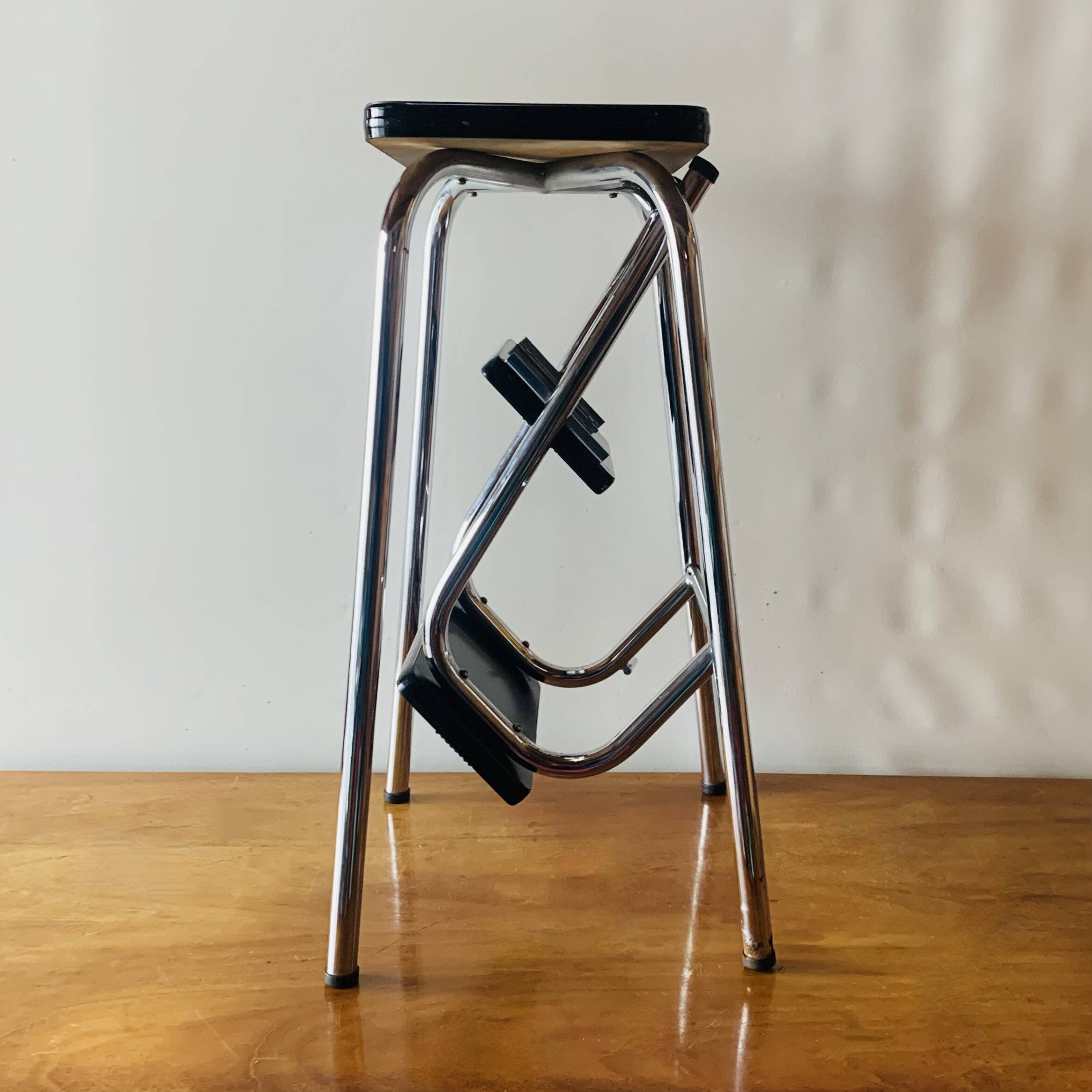 Tabouret escabeau vintage en formica noir et acier chromé