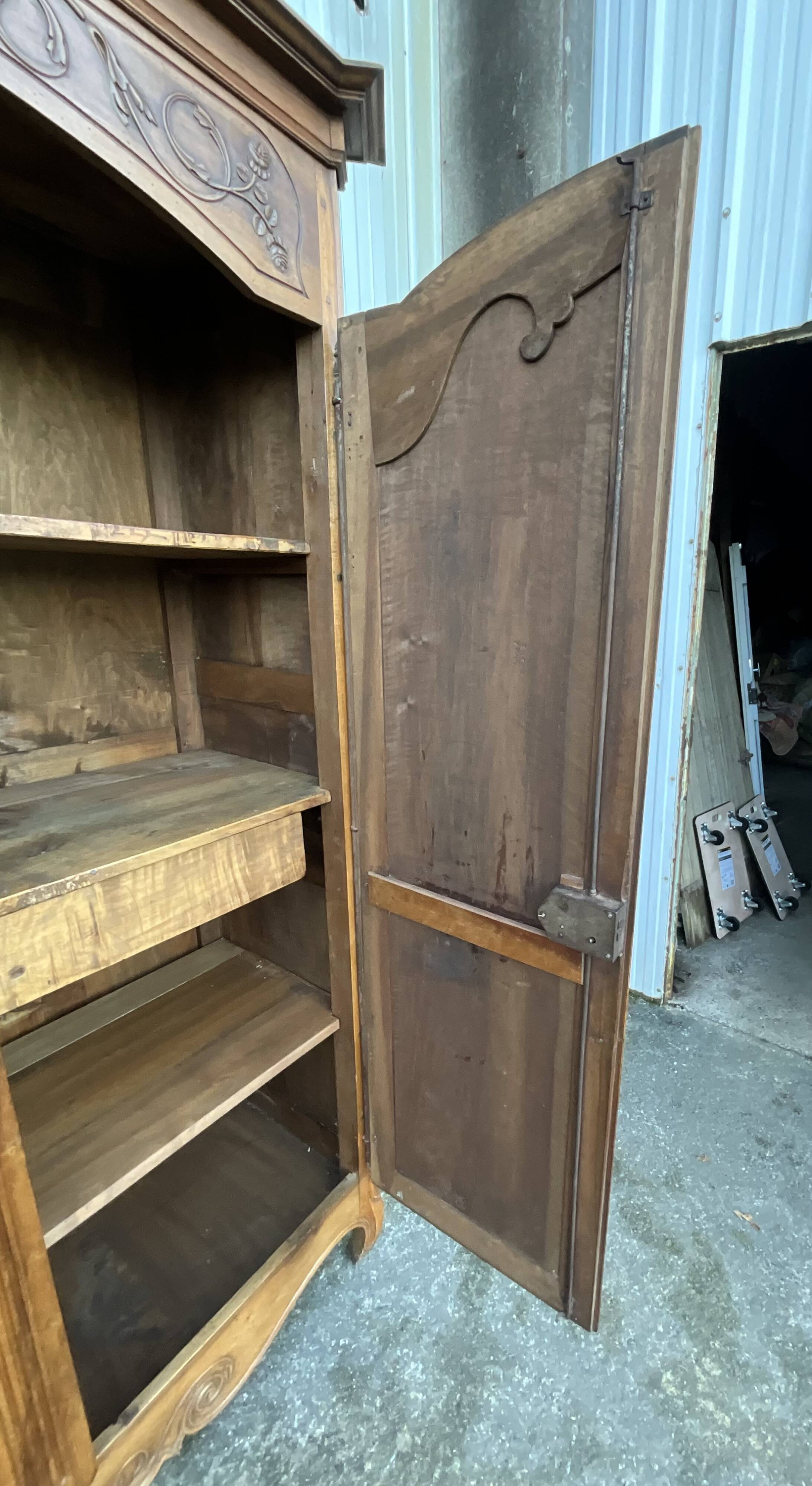 Armoire Louis XV En Noyer Massif, Fin XIXᵉ Siècle