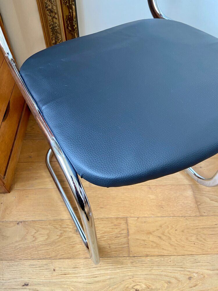 Paire de chaises en nubuck, skaï et aluminium chromé