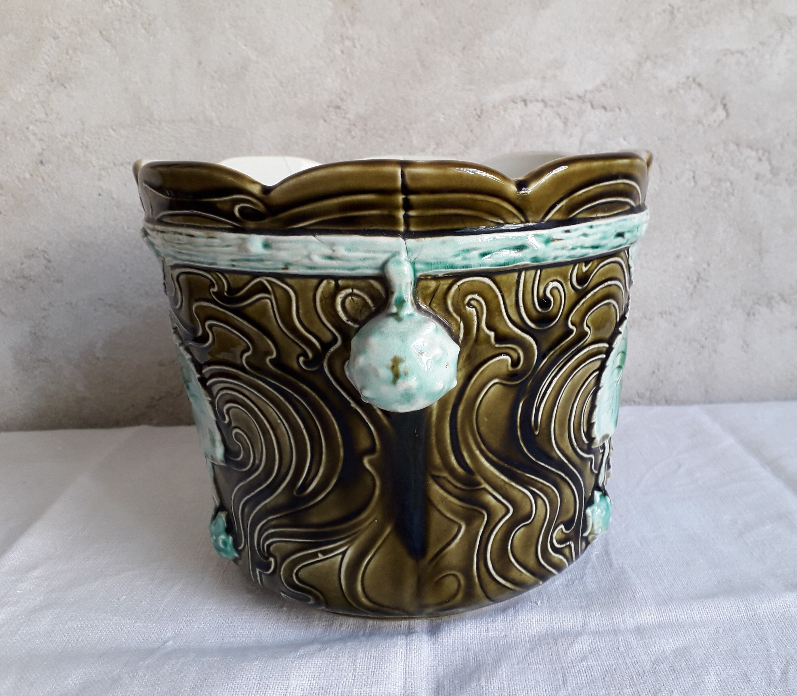 Gustave de Bruyn, Fives Lille, pot-hide-and-seek in barbotine