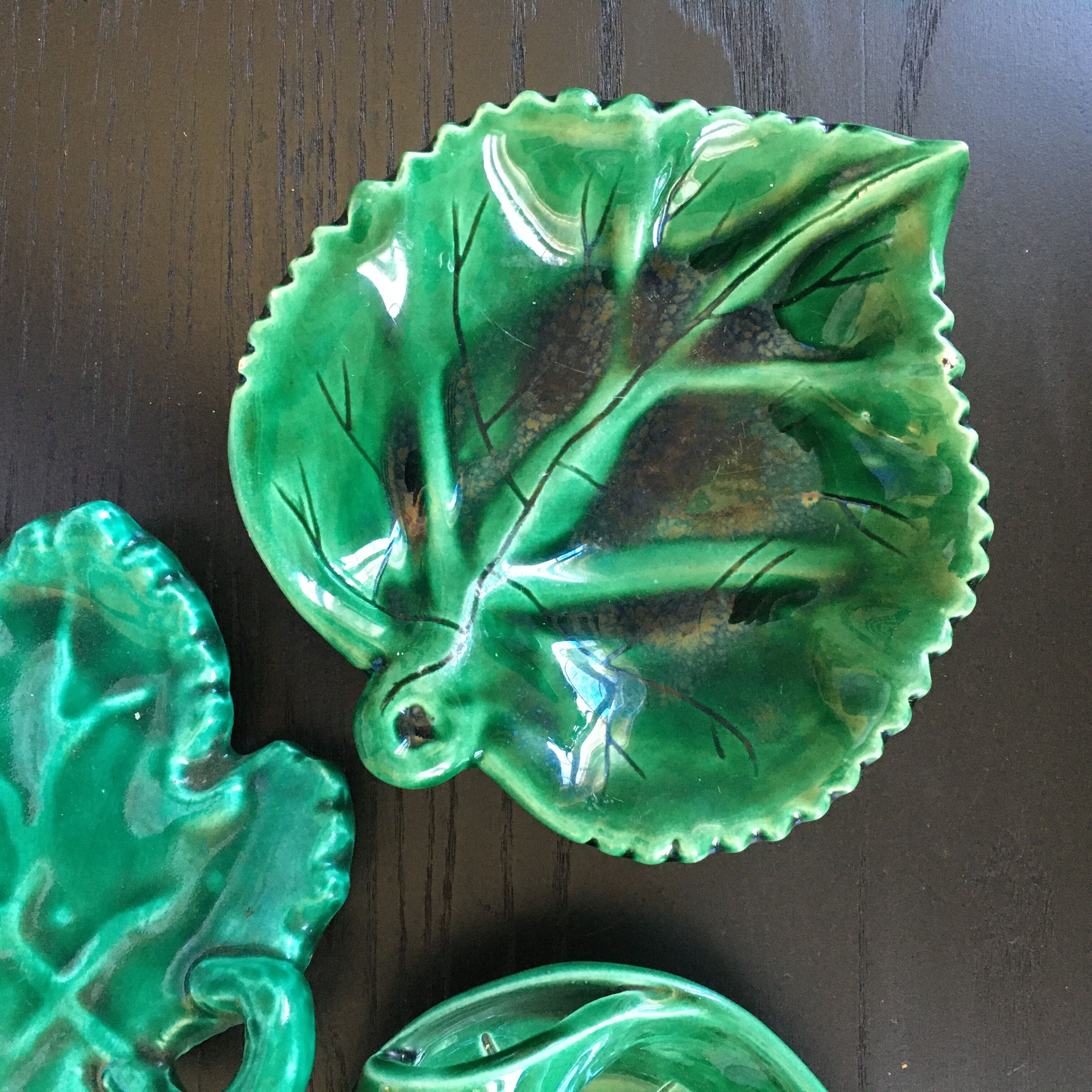 Collection of 3 leaf-shaped trays.