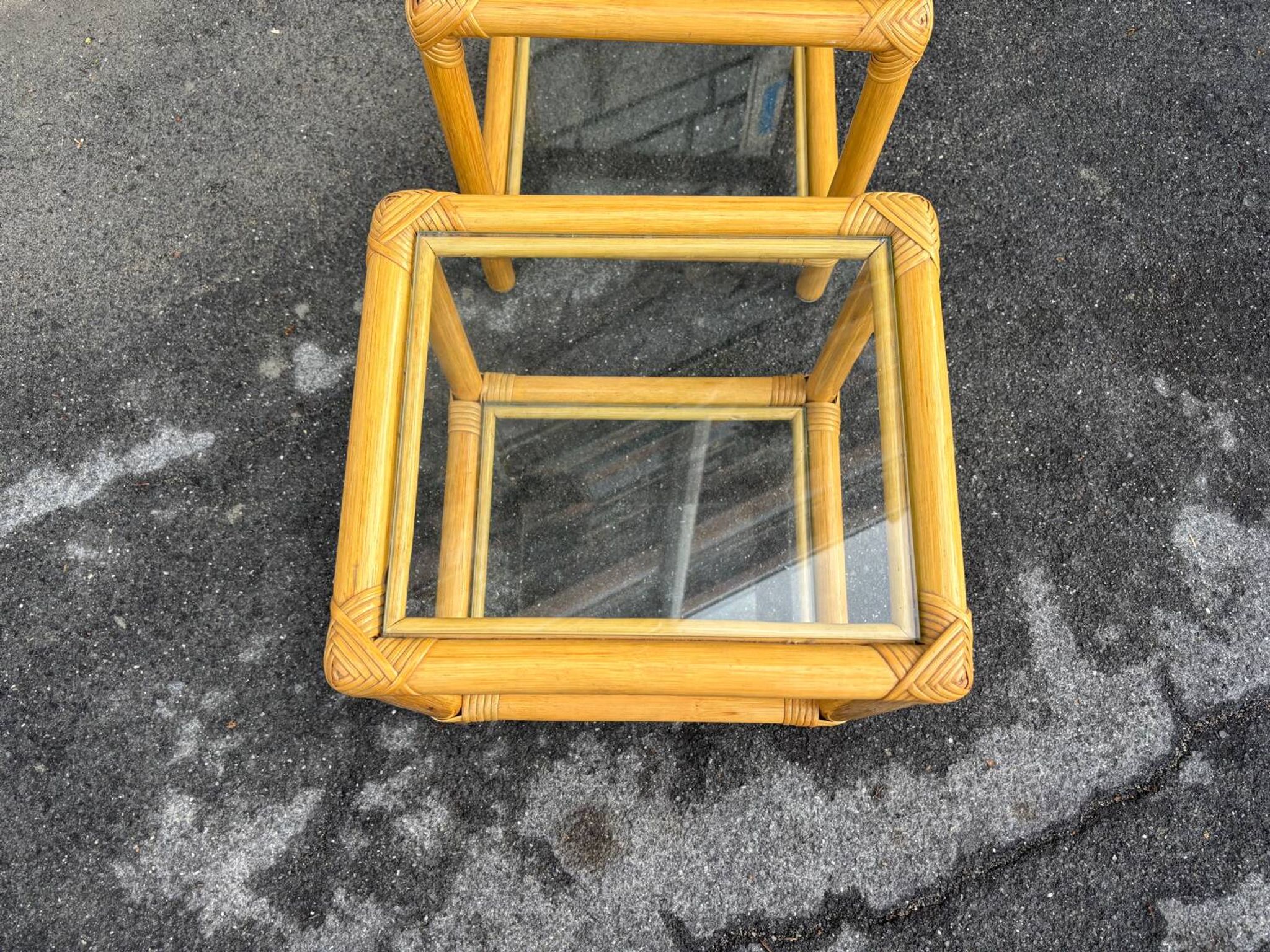 Paire de tables d’appoint en rotin et verre – style vintage années 70