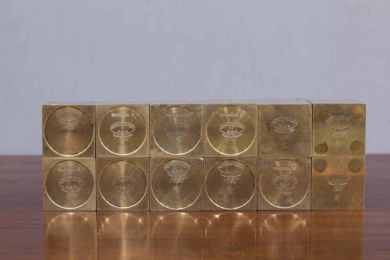 Groupe de bougeoirs en laiton massif cubiques par Gusum Metallslöjden, Suède