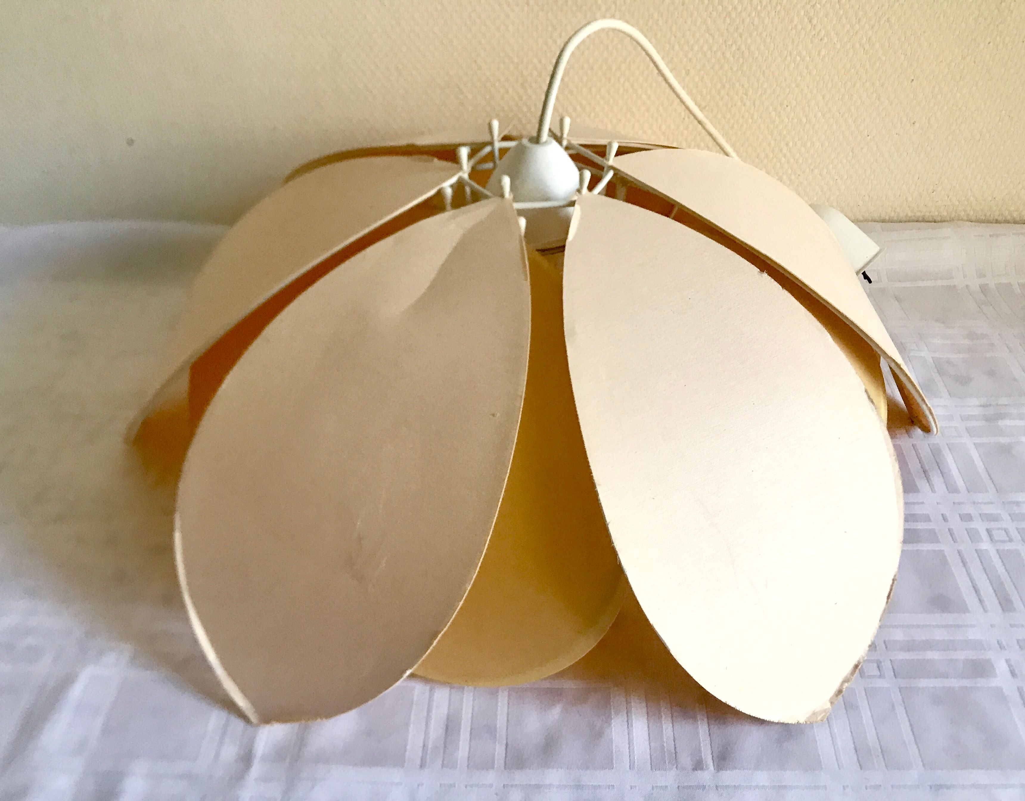 Suspension flower petals