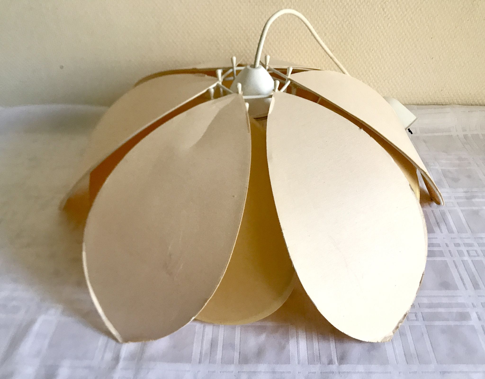 Suspension flower petals