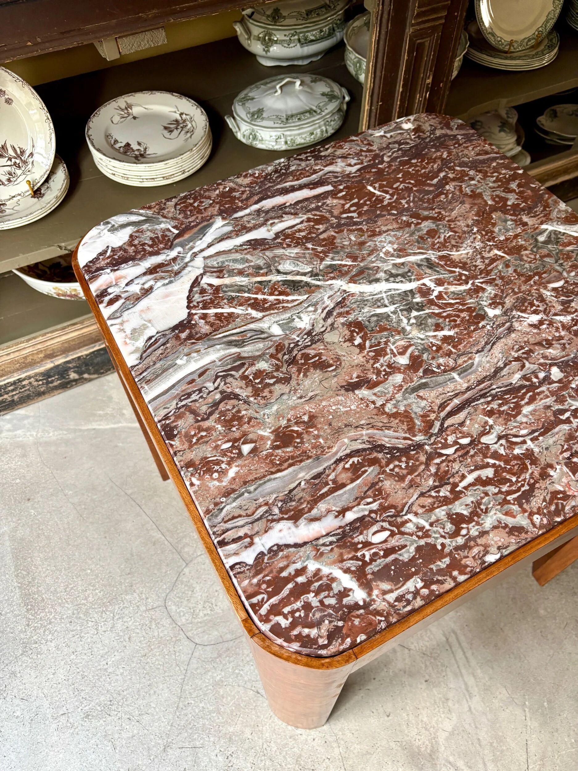 Square side table in wood and red marble 60 x 60 cm