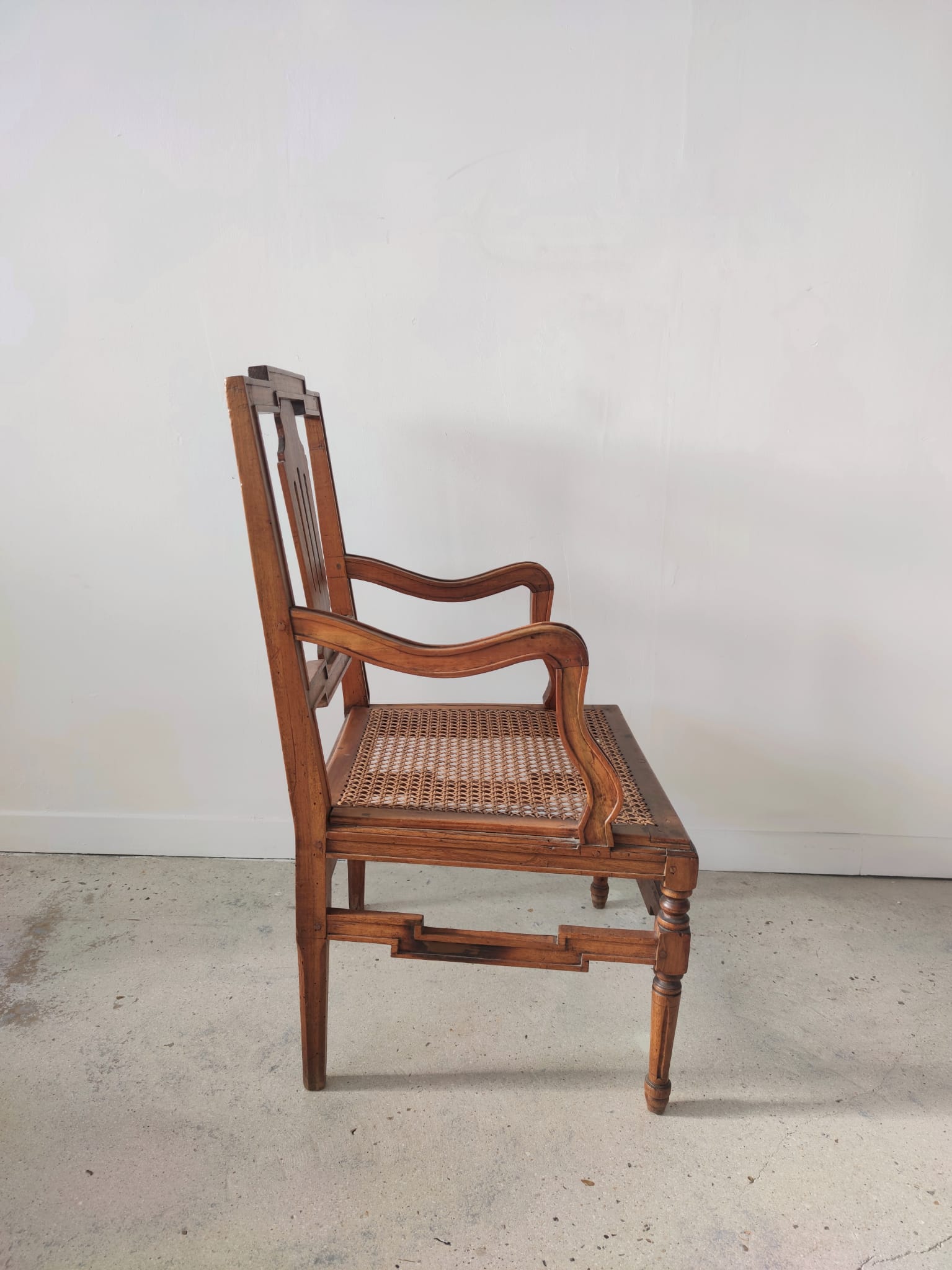 Fauteuil canné en bois naturel
