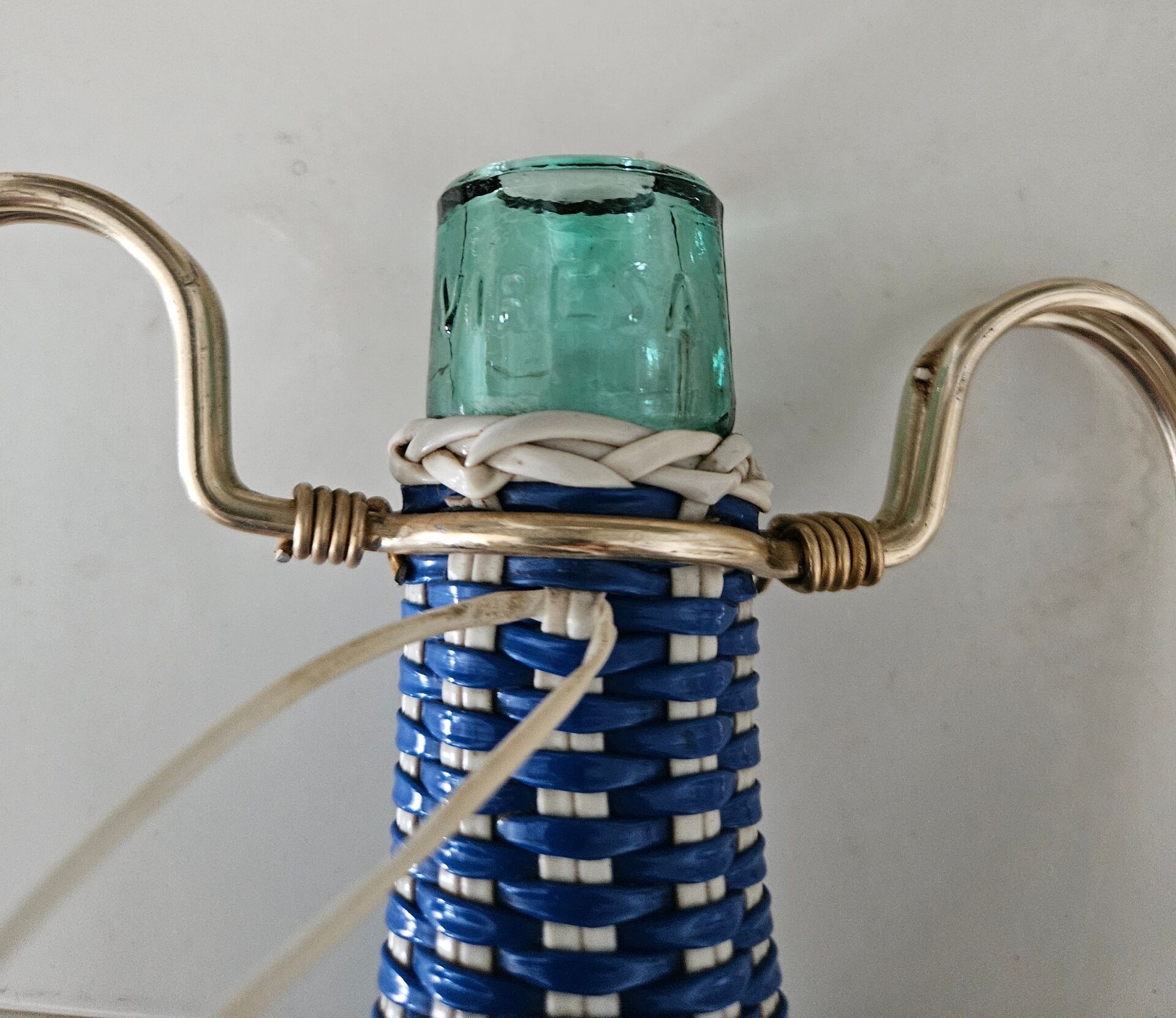 Carafe scoubidou en verre vintage