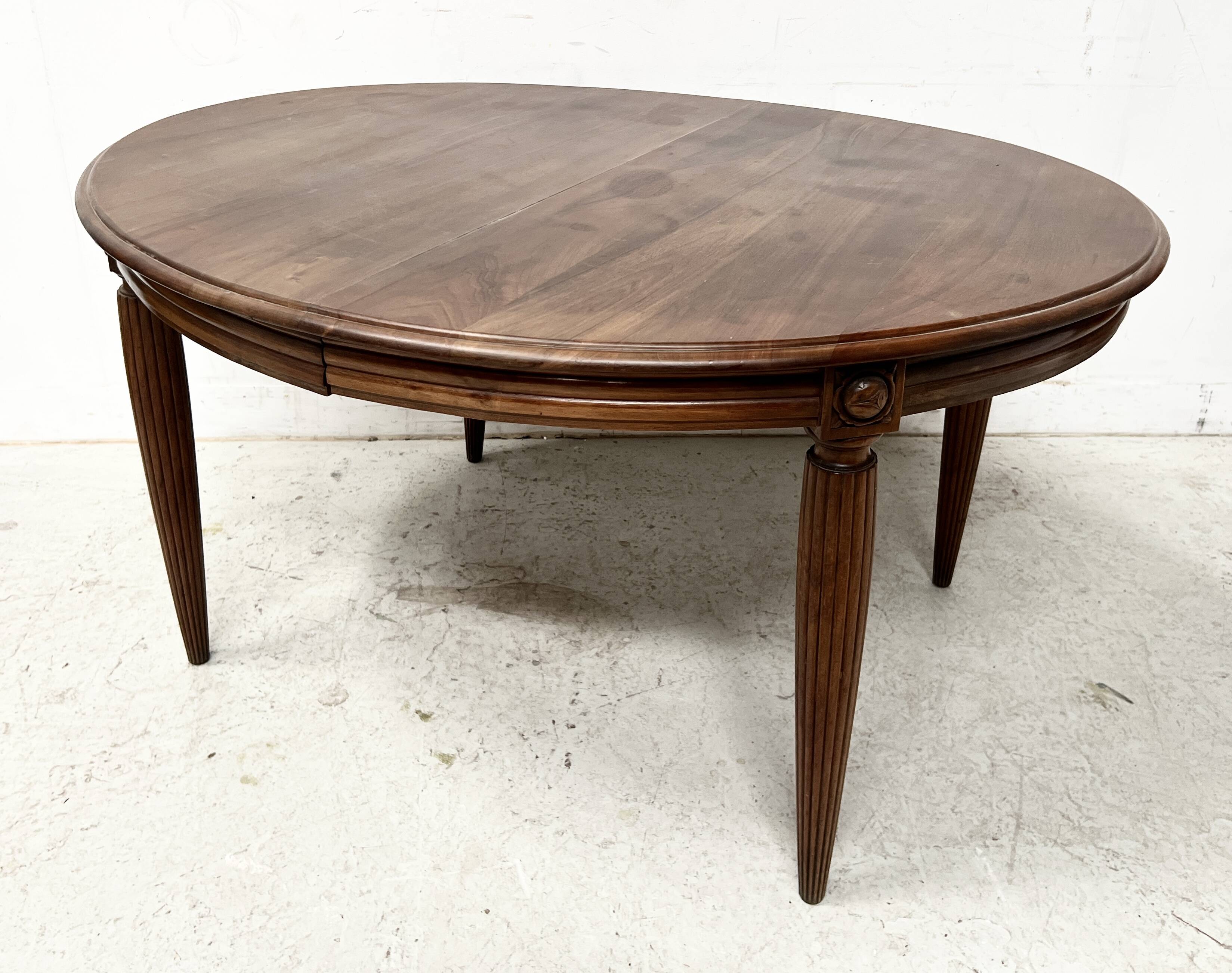 Art Deco table in solid walnut, 20th century.