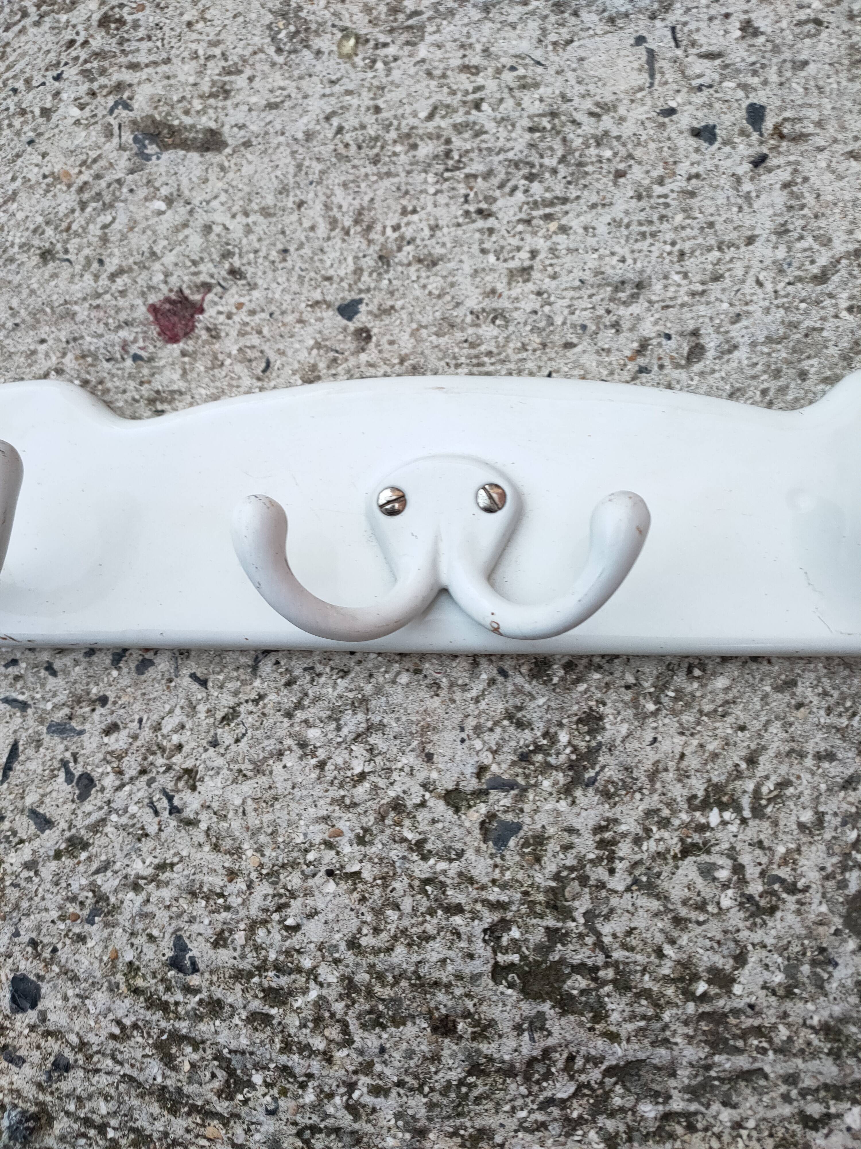 Portemanteau ancien en fonte émaillée