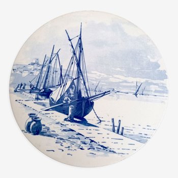 Ancien dessous de plat en faïence peinte décor bateaux XXème