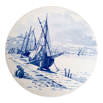 Ancien dessous de plat en faïence peinte décor bateaux XXème