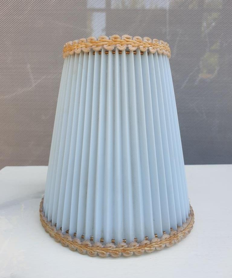 Lampe  bougeoir vintage faïence vanille liseré or et abat-jour rhodoïd plissé azur