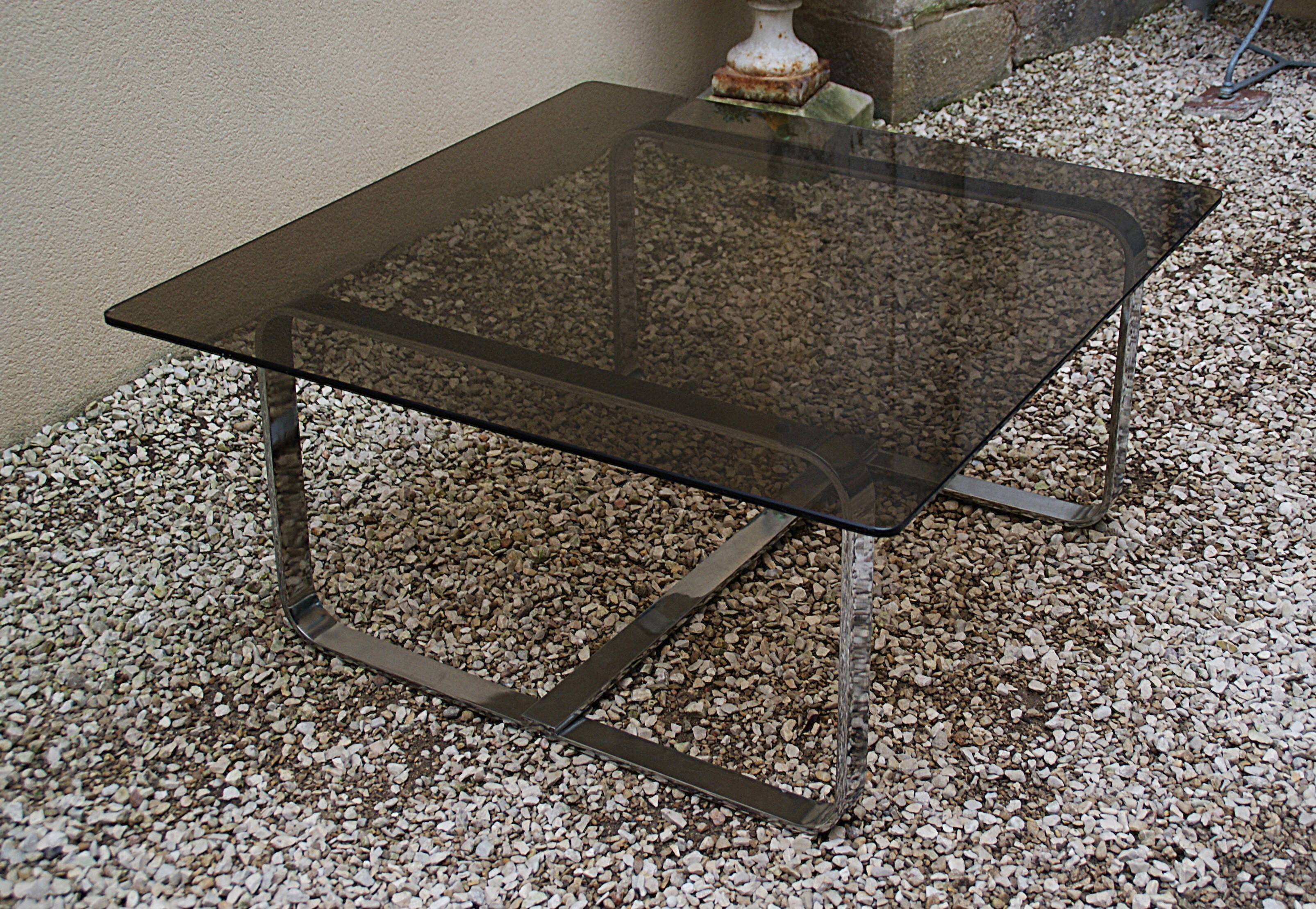 Table basse Roche Bobois 1970 verre fumé piètement en métal chromé.
