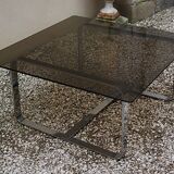 Table basse Roche Bobois 1970 verre fumé piètement en métal chromé.