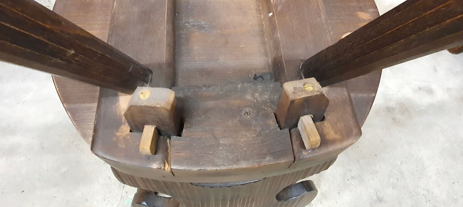 Lot of 6 vintage brutalist chairs from the 1970s.