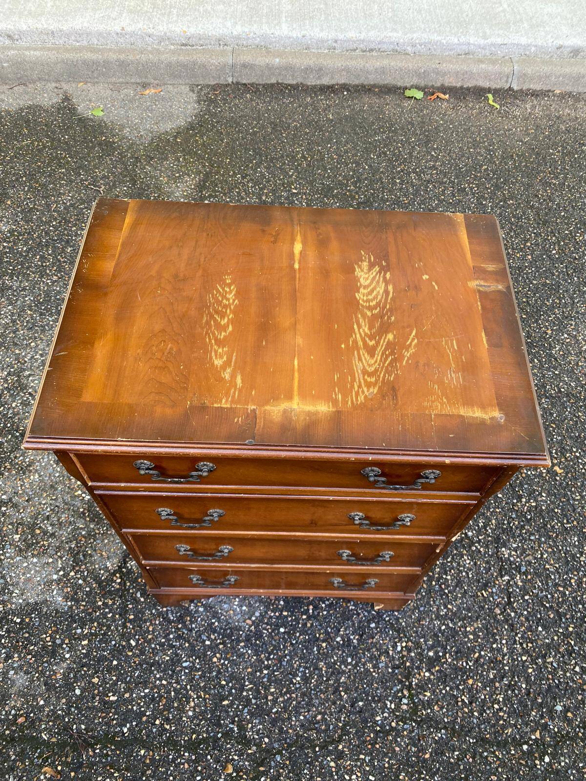 English chest of drawers in light wood with 4 drawers