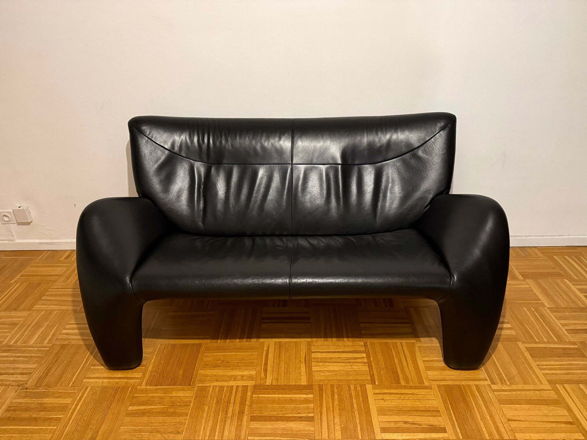 Leather sofa Leolux Jan Armgardt model Echnaton in very good condition.