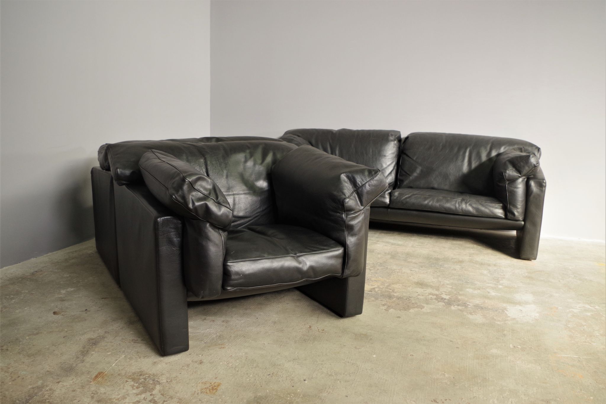 Moroso sofa set and armchairs in black leather, 1984