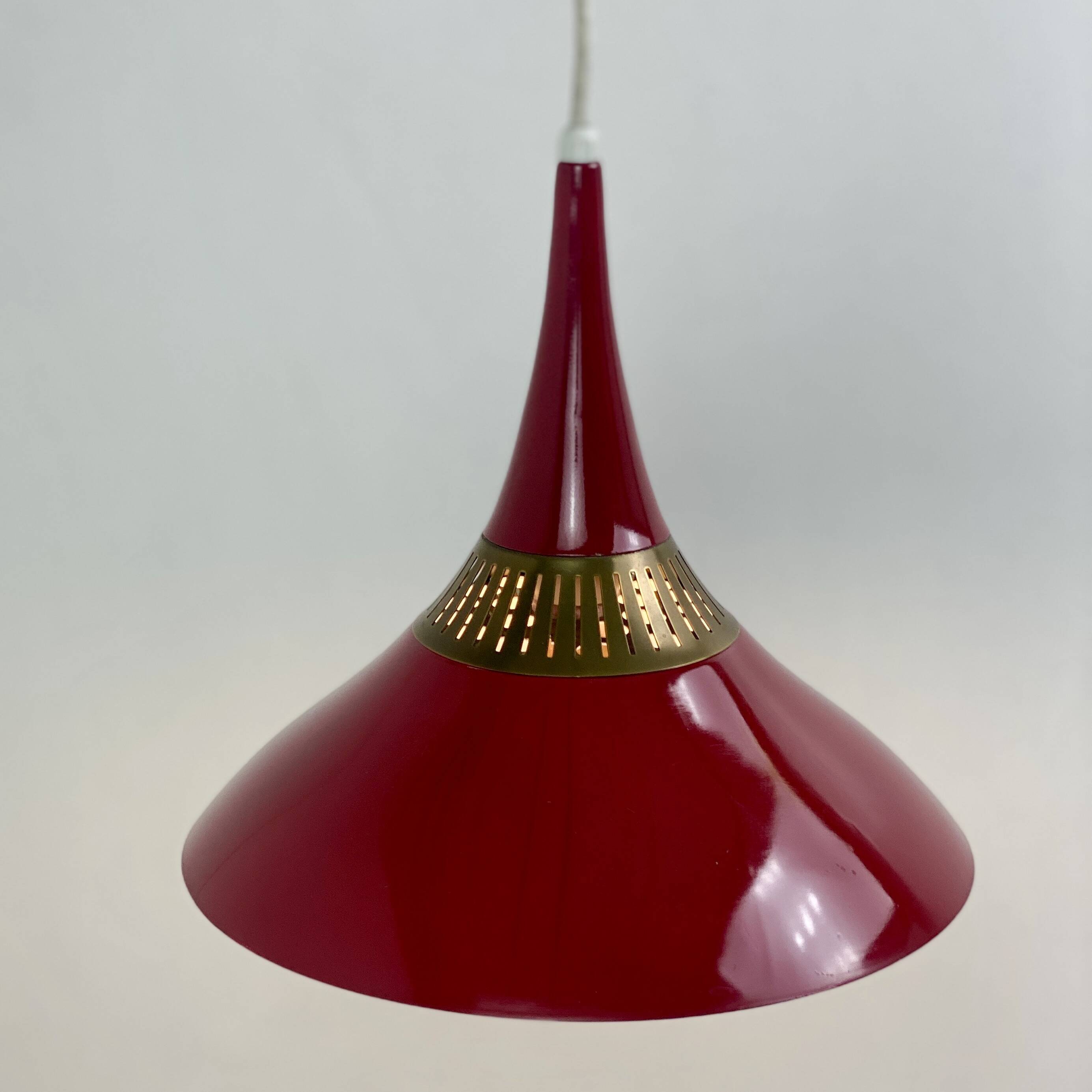 Scandinavian pendant light in red metal and brass, 1960
