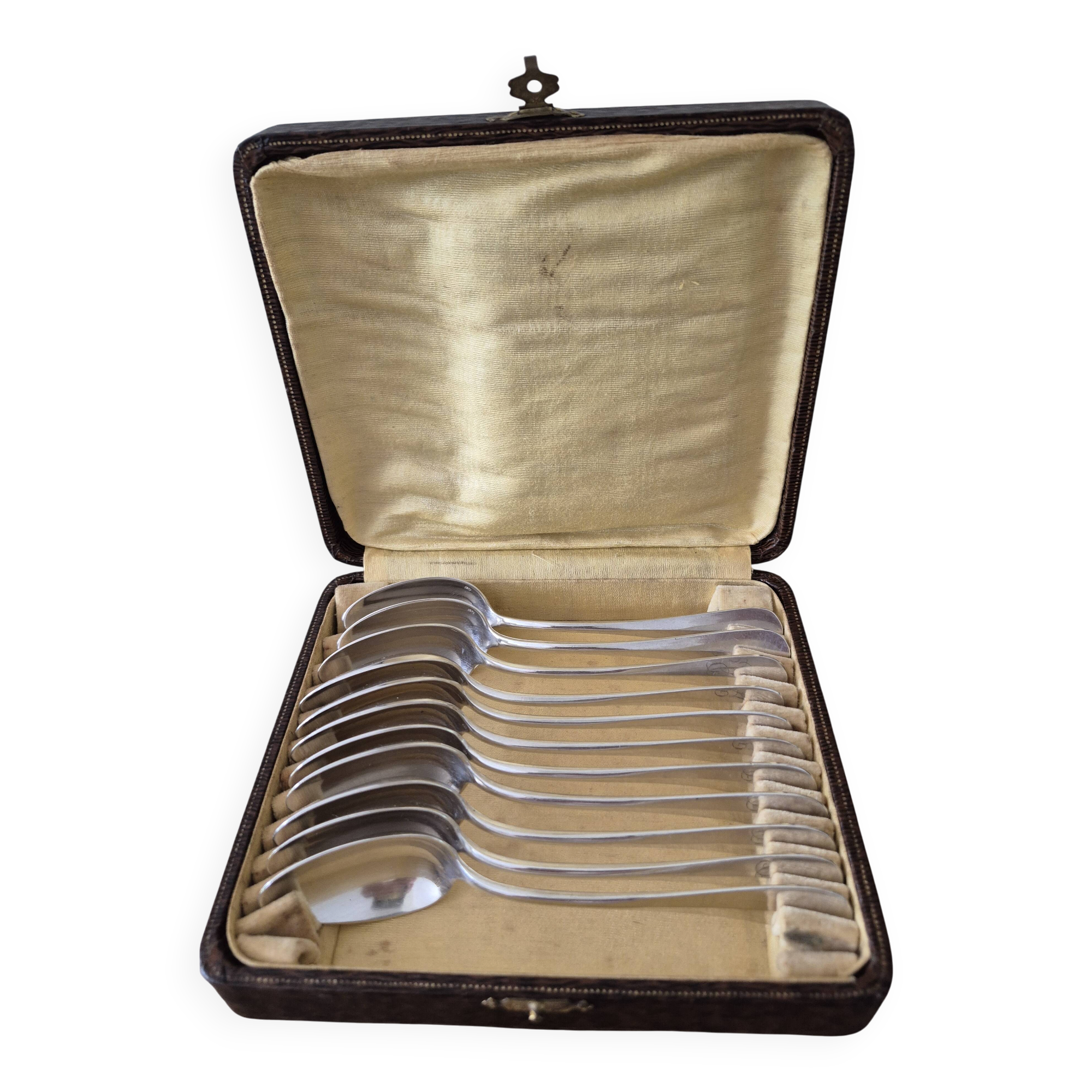Dessert spoons, silver coffee spoons, small Baguette spoons.