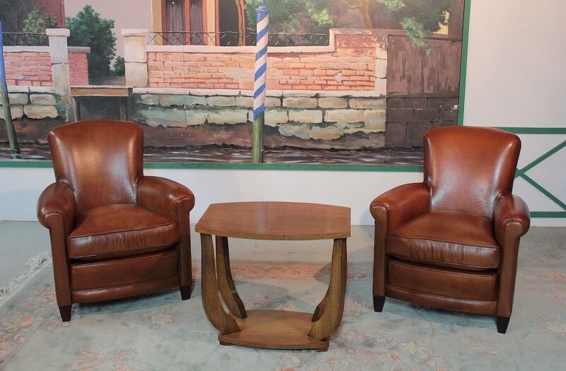 Paire de fauteuils-club en cuir