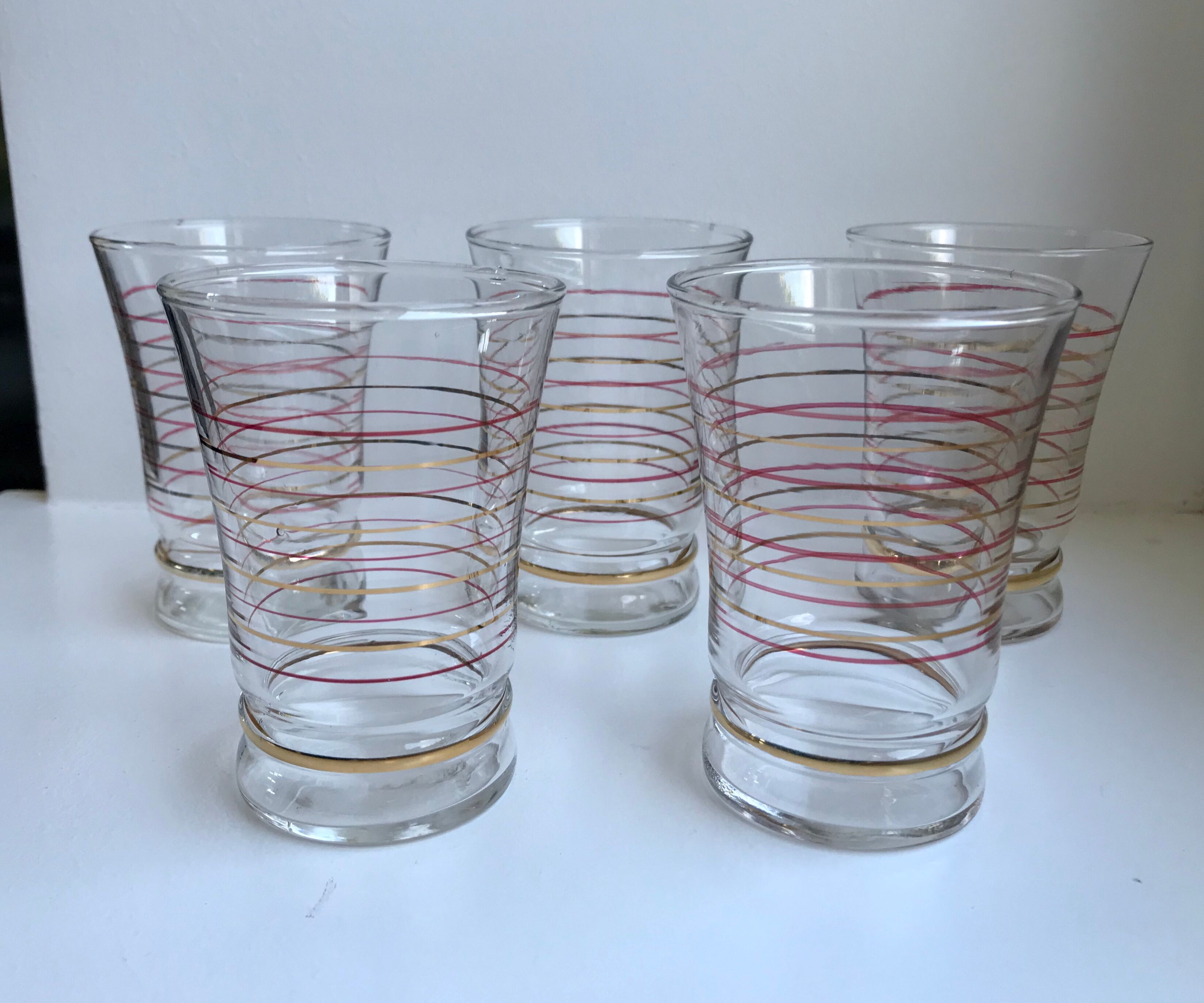 Lot de 5 verres à eau dorés et rouge années 50