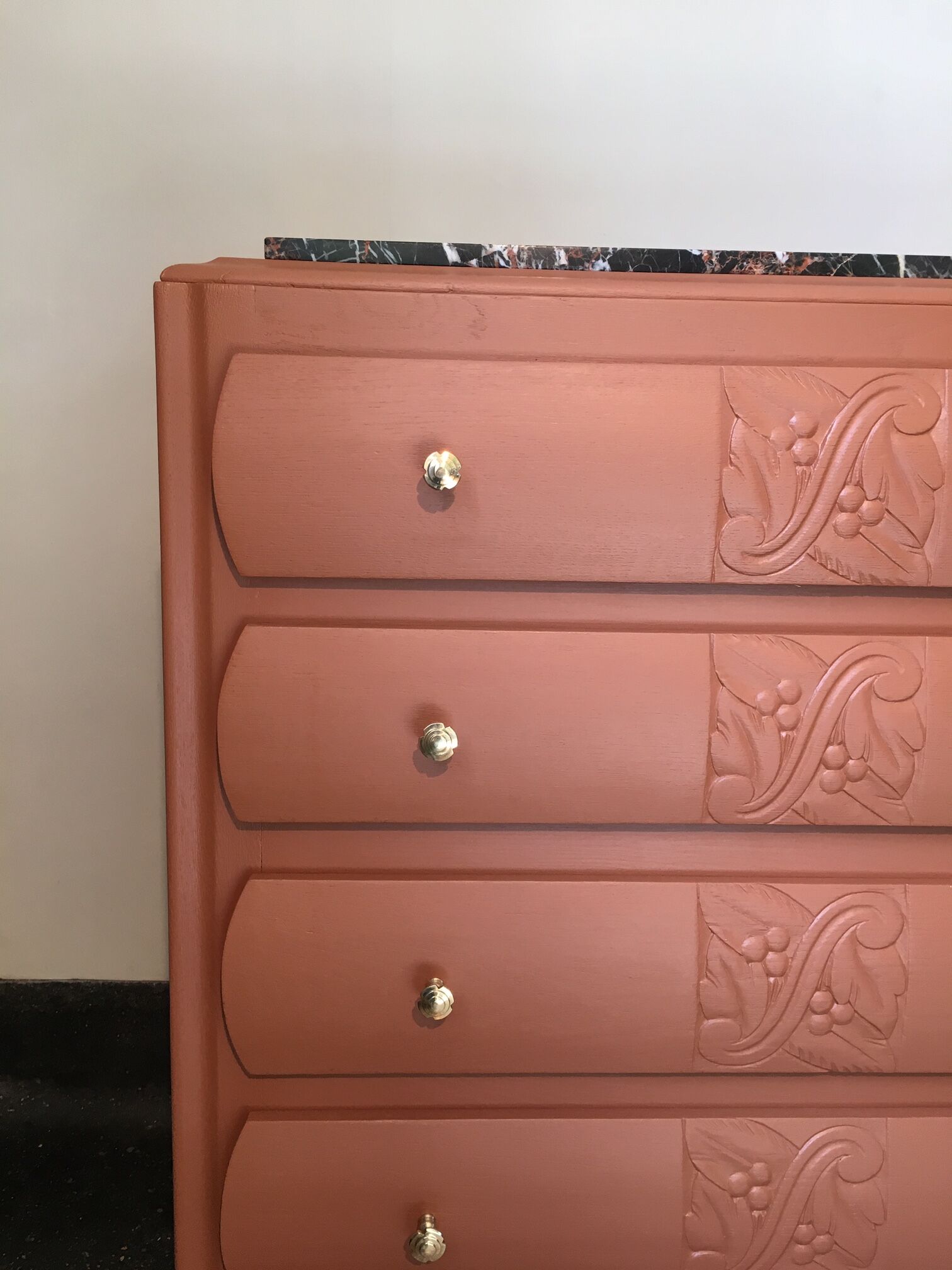 Commode ancienne restaurée et son plateau en marbre noir