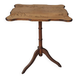 Pedestal table