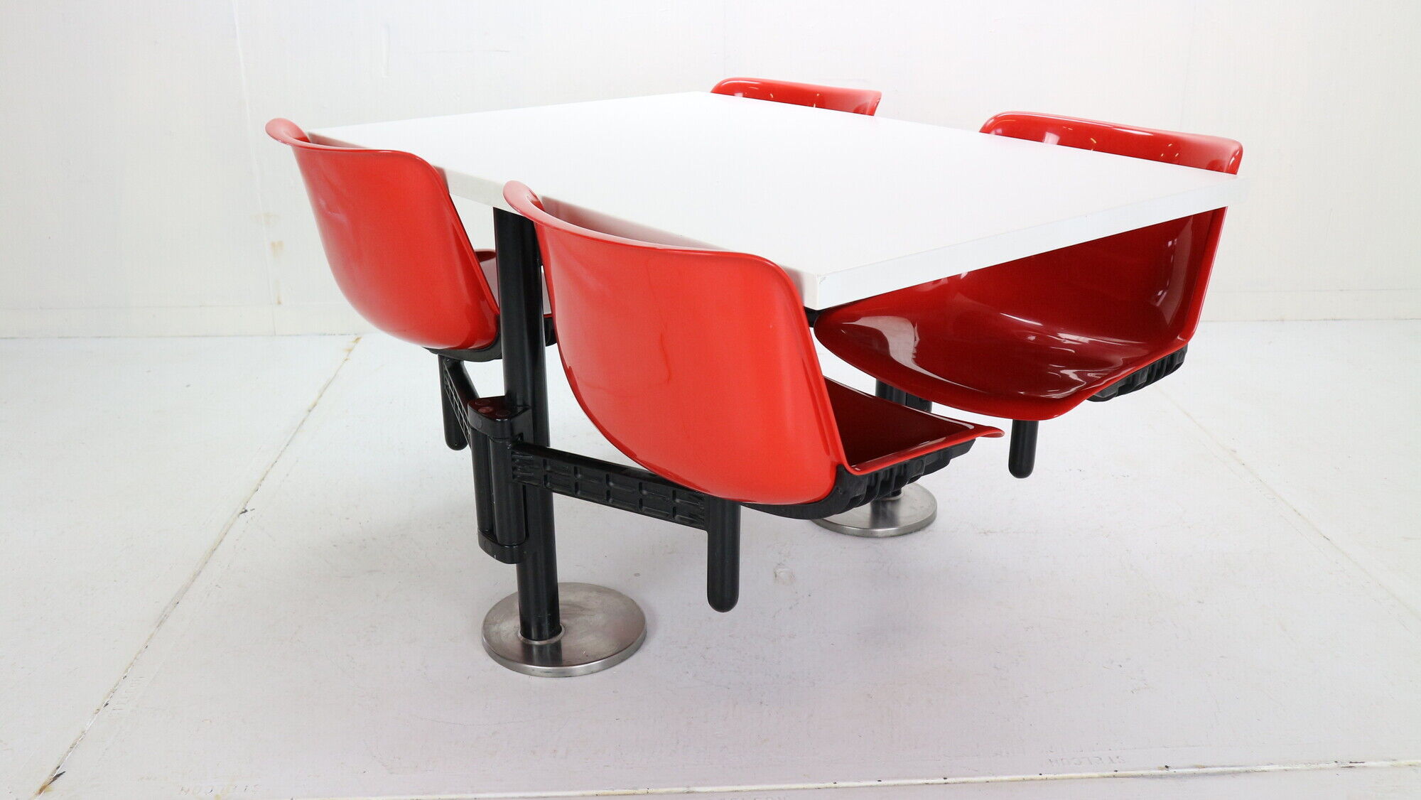 Osvaldo Borsani contemporary table and 4 build in chairs for Tecno, 1970s