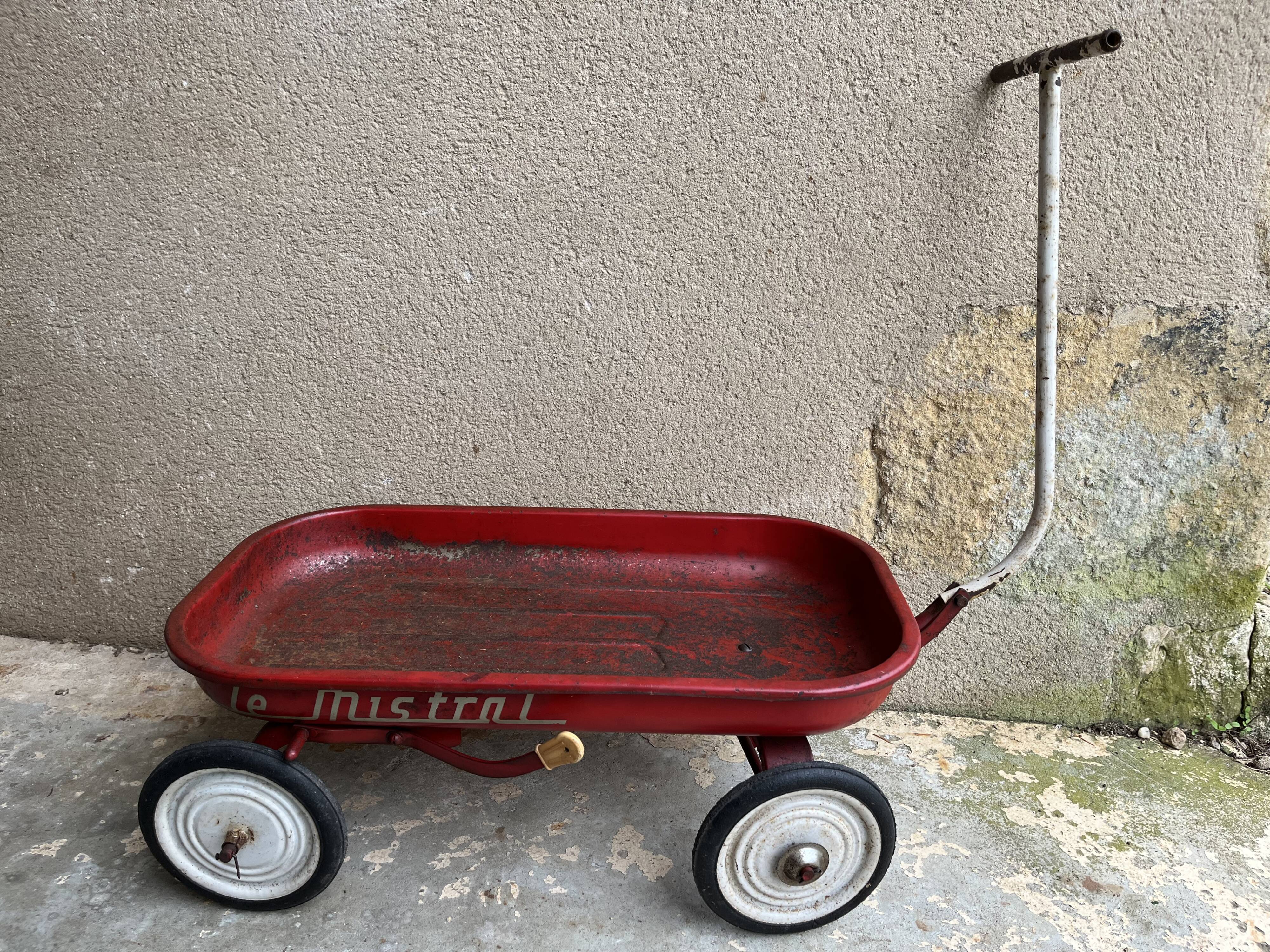 Old child's pull-out cart "the mistral"