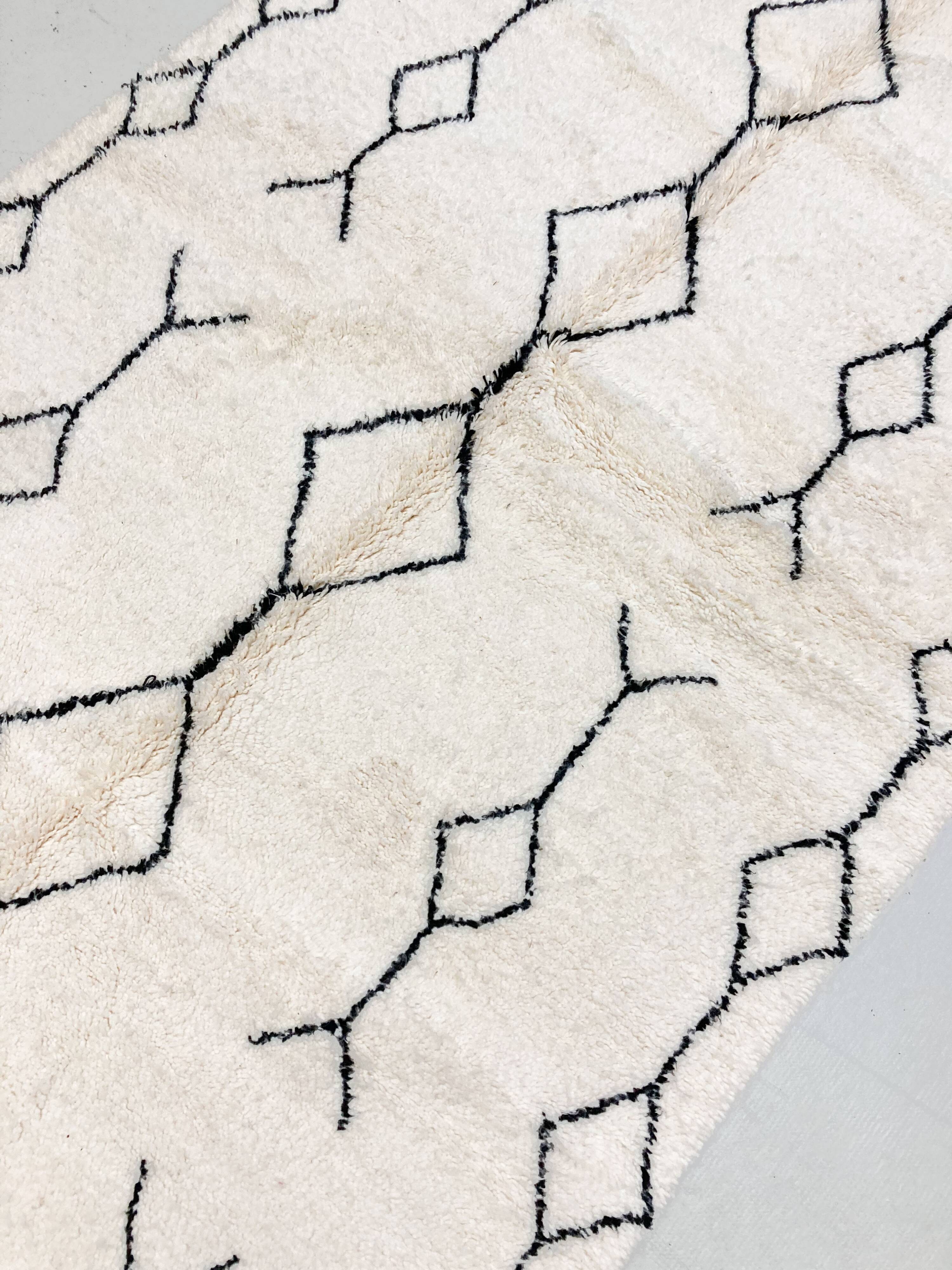 Moroccan Berber carpet Beni Ouarain with black patterns 2.60x1.60m