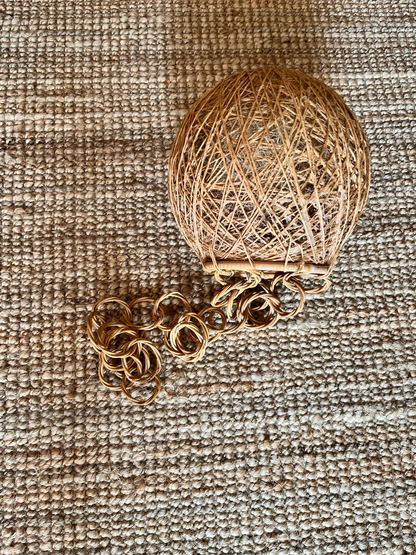 Suspension ball in rope