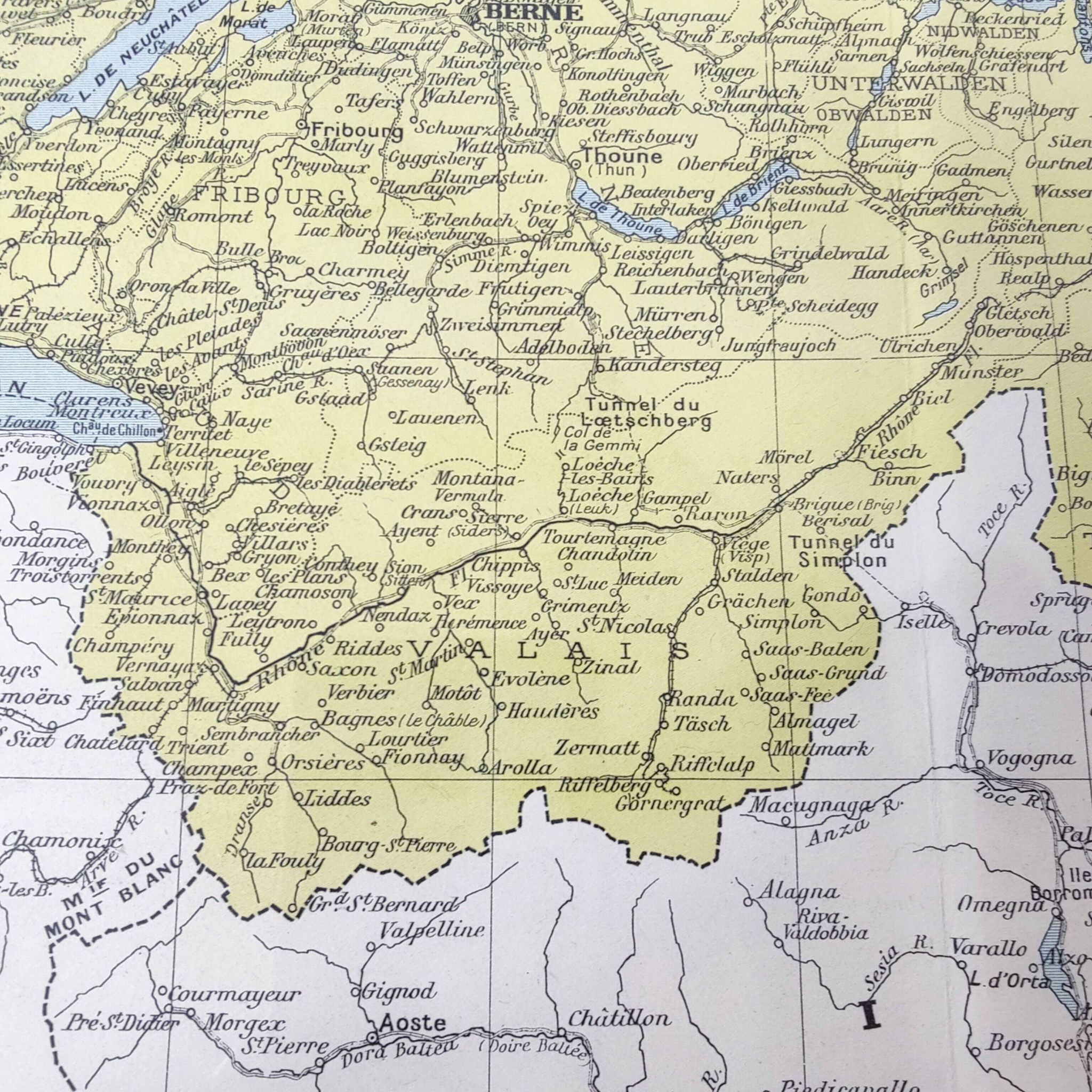 Vintage map of Switzerland in colour 43x43cm from 1950.