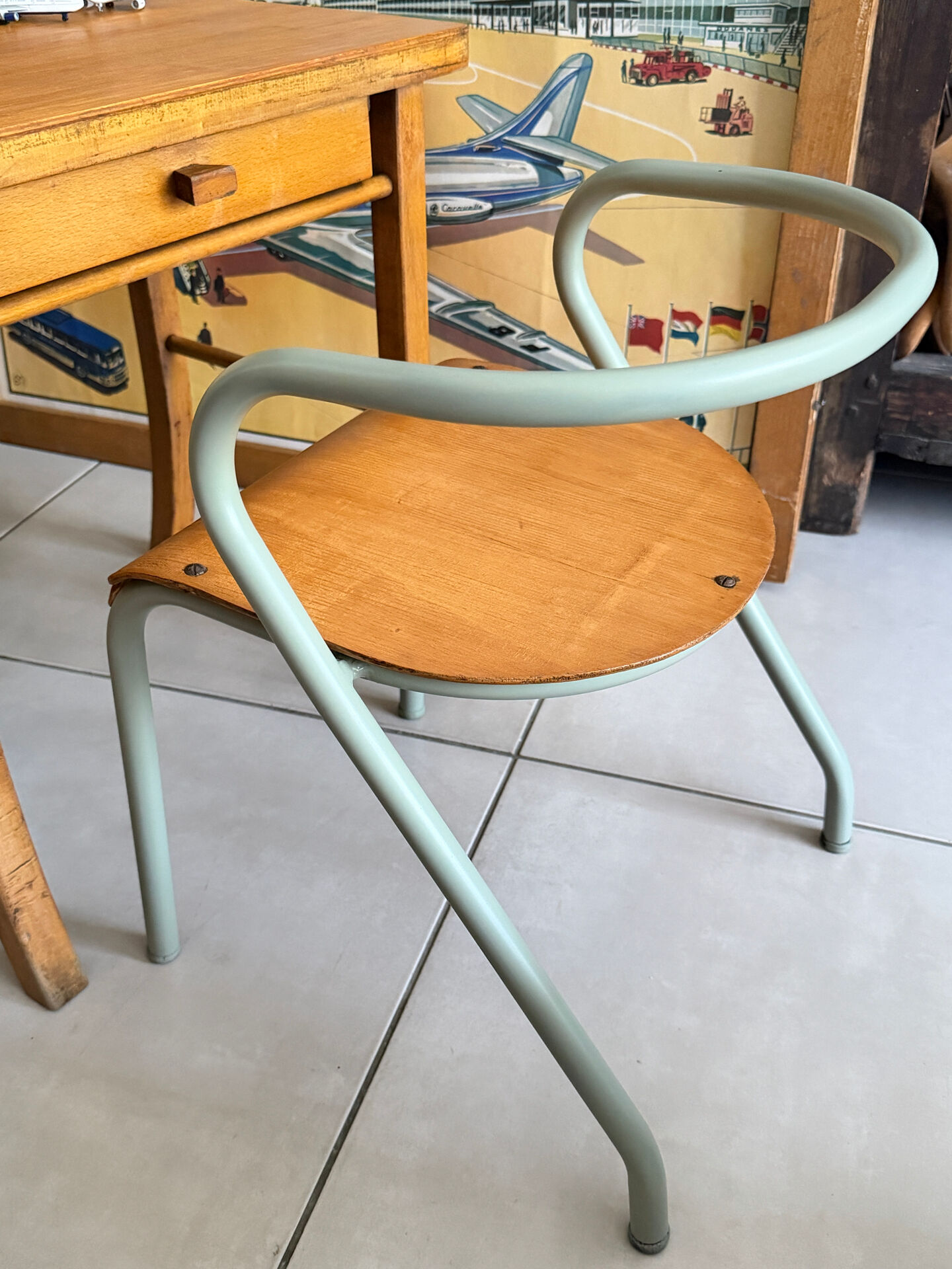 Bureau enfant Baumann en bois et chaise Hitier vintage