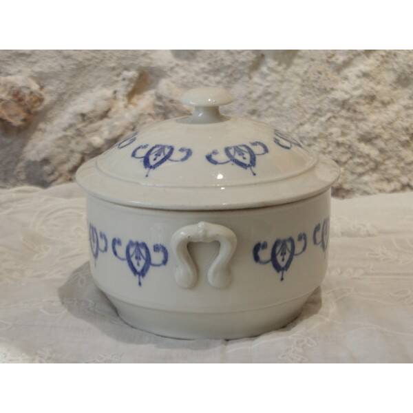 Small soup tureen, covered pot, in Saint Uze earthenware, early 20th century.