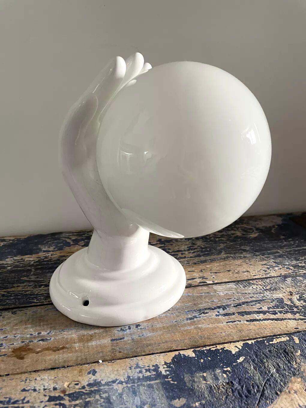White hand ceramic wall lamp