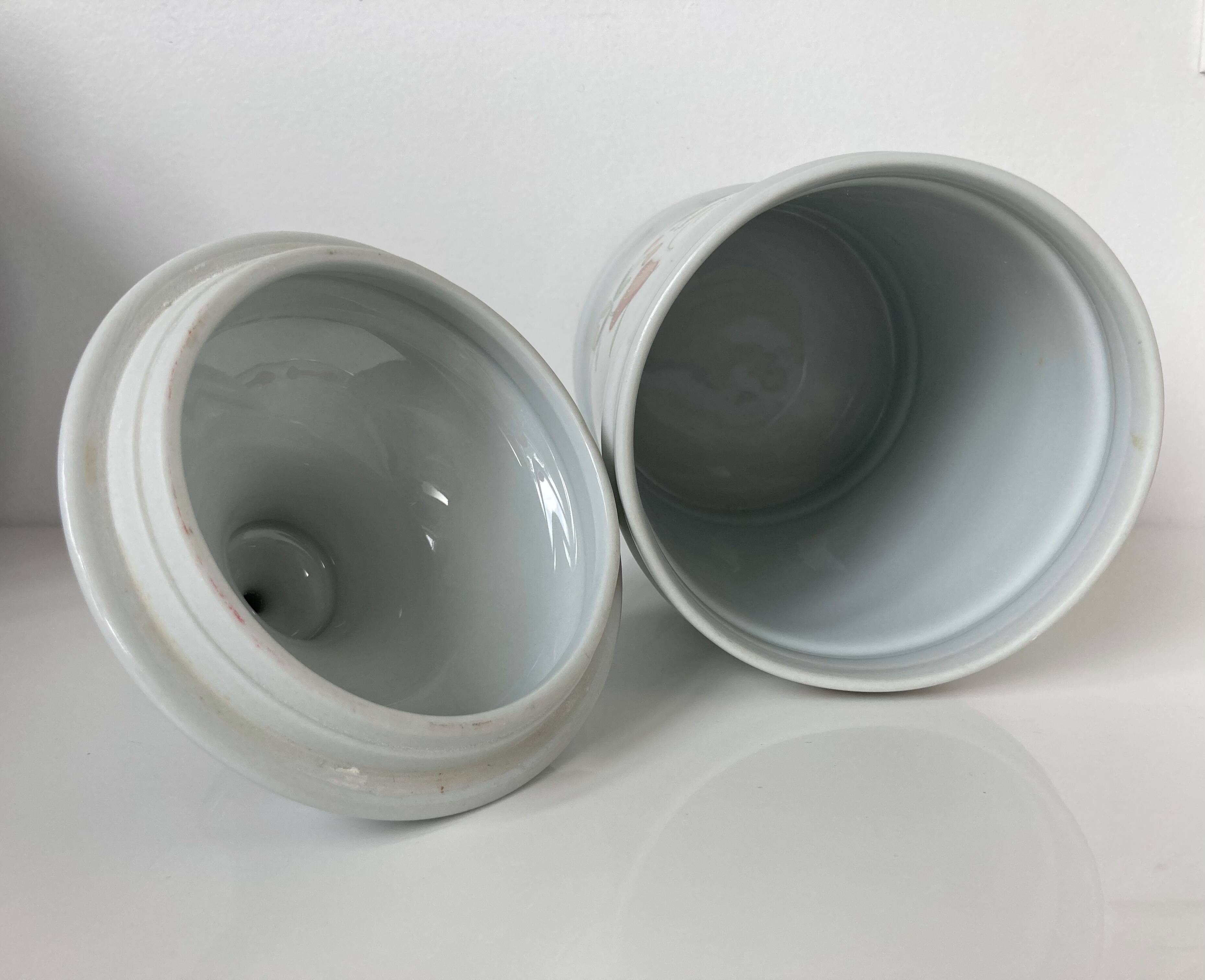 Vista Alegre porcelain covered pot with floral decoration in the style of the Compagnie des Indes