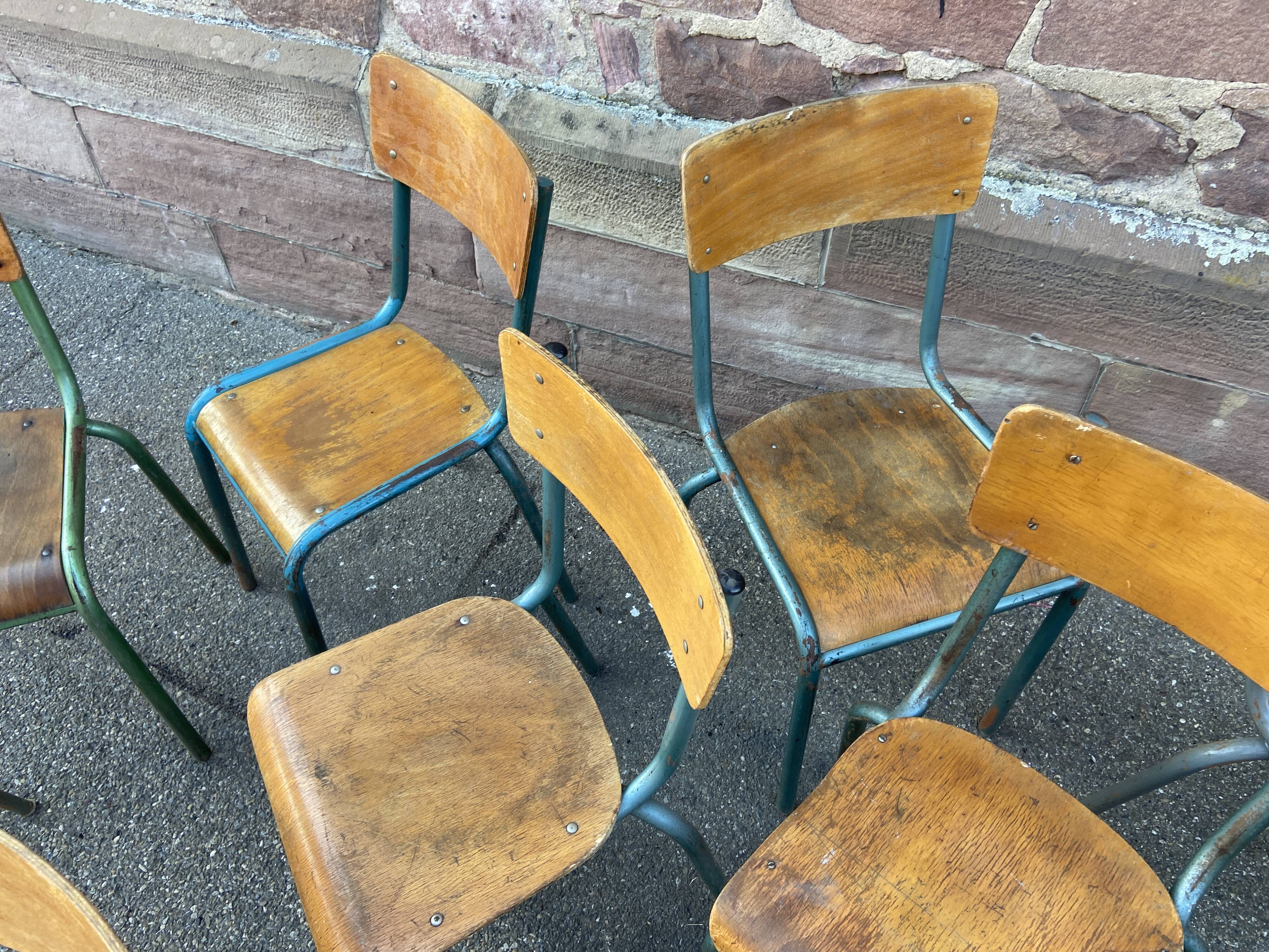 Suite de 15 chaises dépareillées industrielle école vintage