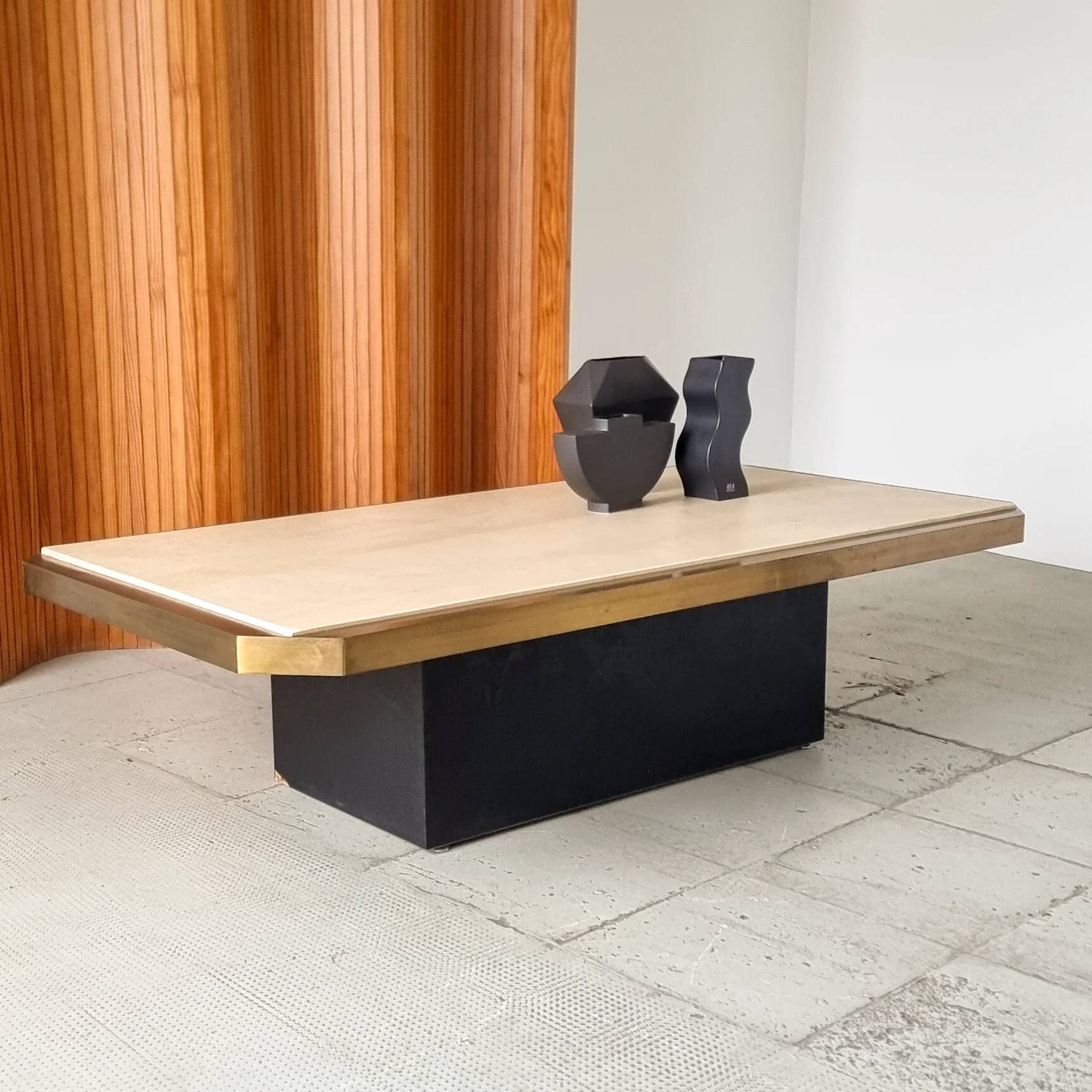 Coffee table in brass and travertine.
