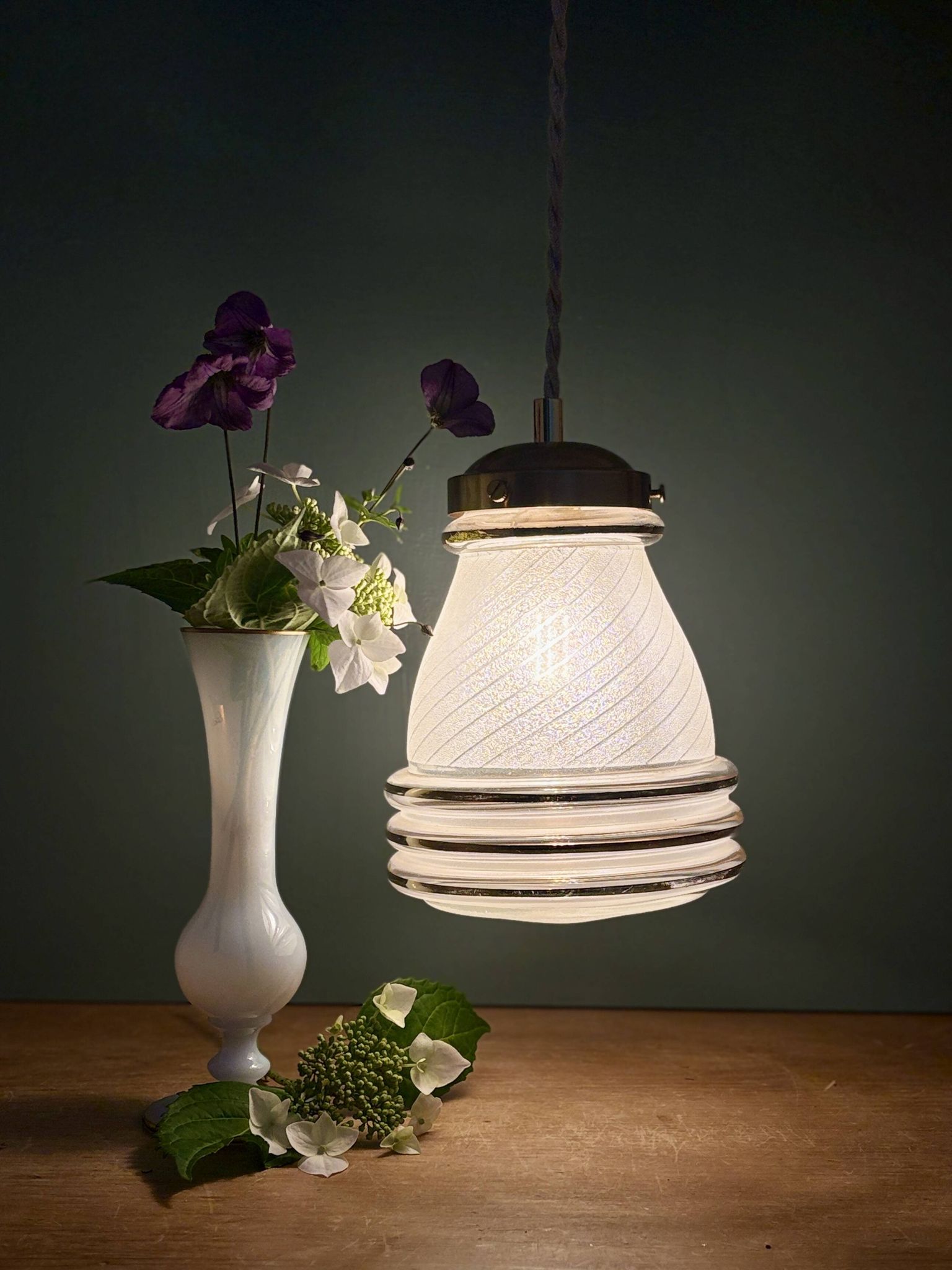 Suspension globe antique Art Deco in frosted white and gold glass.