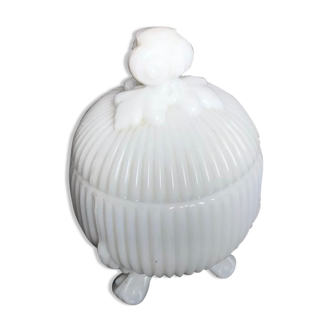 Bonbonnière in white opaline glass round tripodium shape