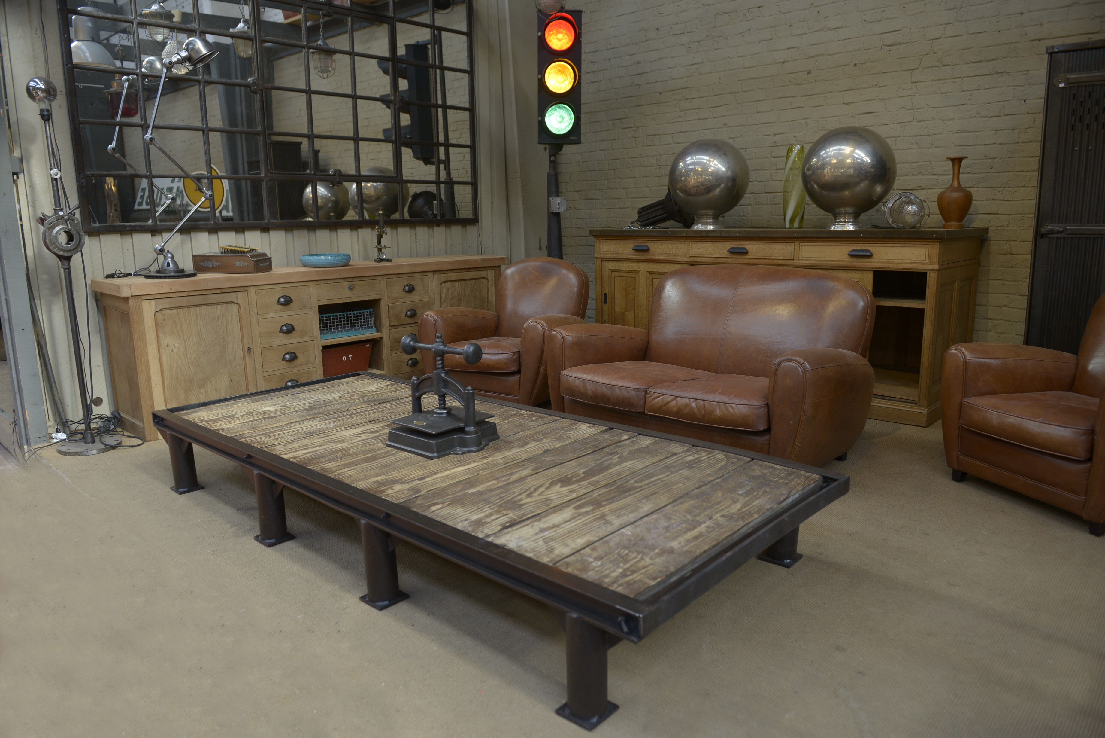 Table basse industrielle en métal et sapin 1950