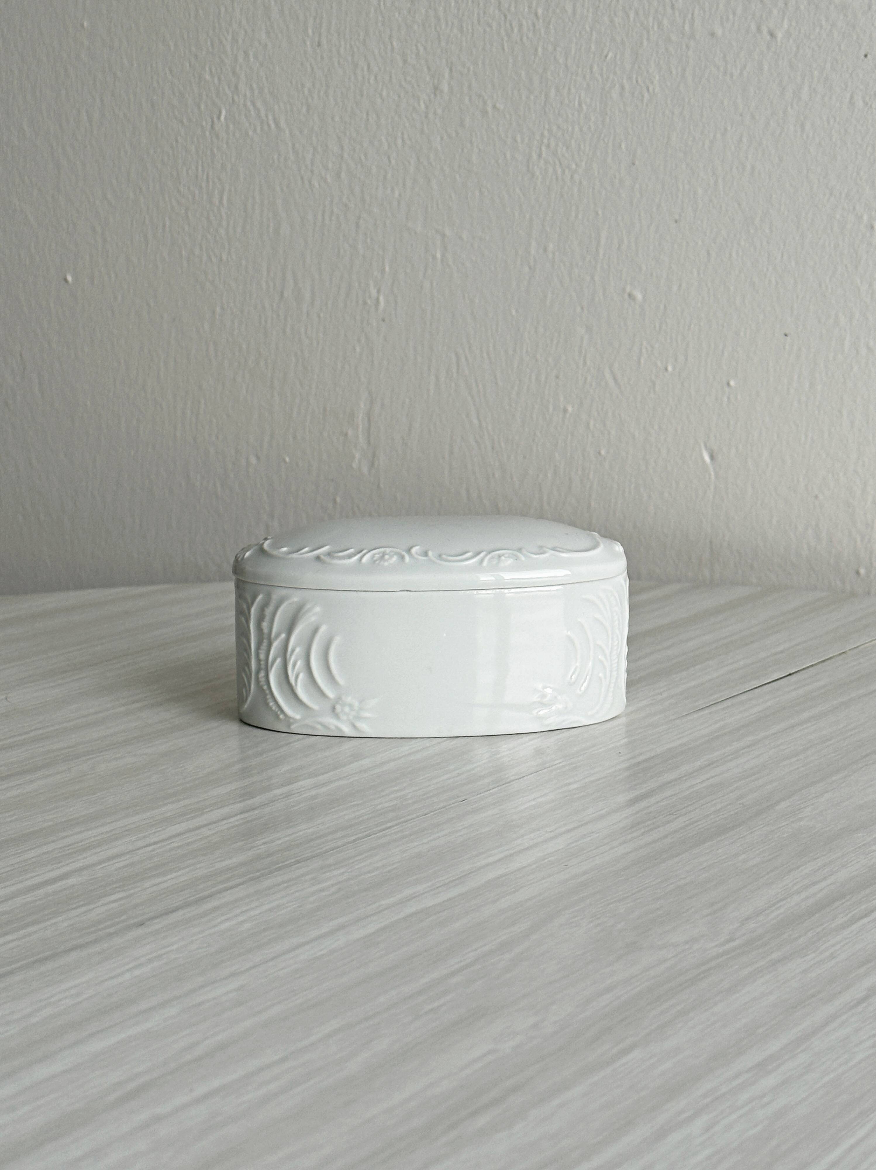 Lidded sugar bowl in Limoges porcelain